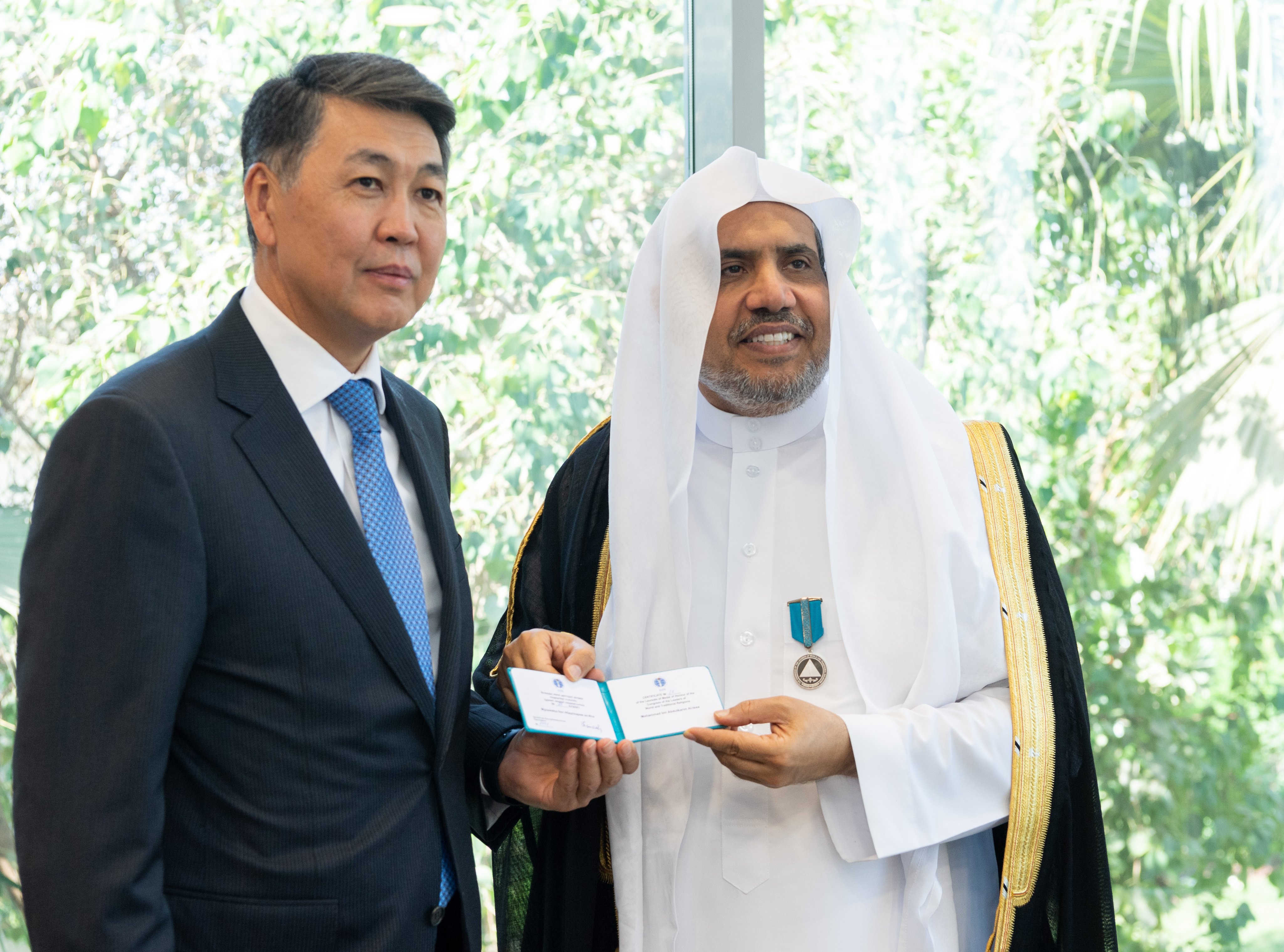 L’Ambassadeur du Kazakhstan en au Royaume d’Arabie remet à #MohammadAlissa la Médaille d'honneur de la Conférence des responsables religieux pour ses