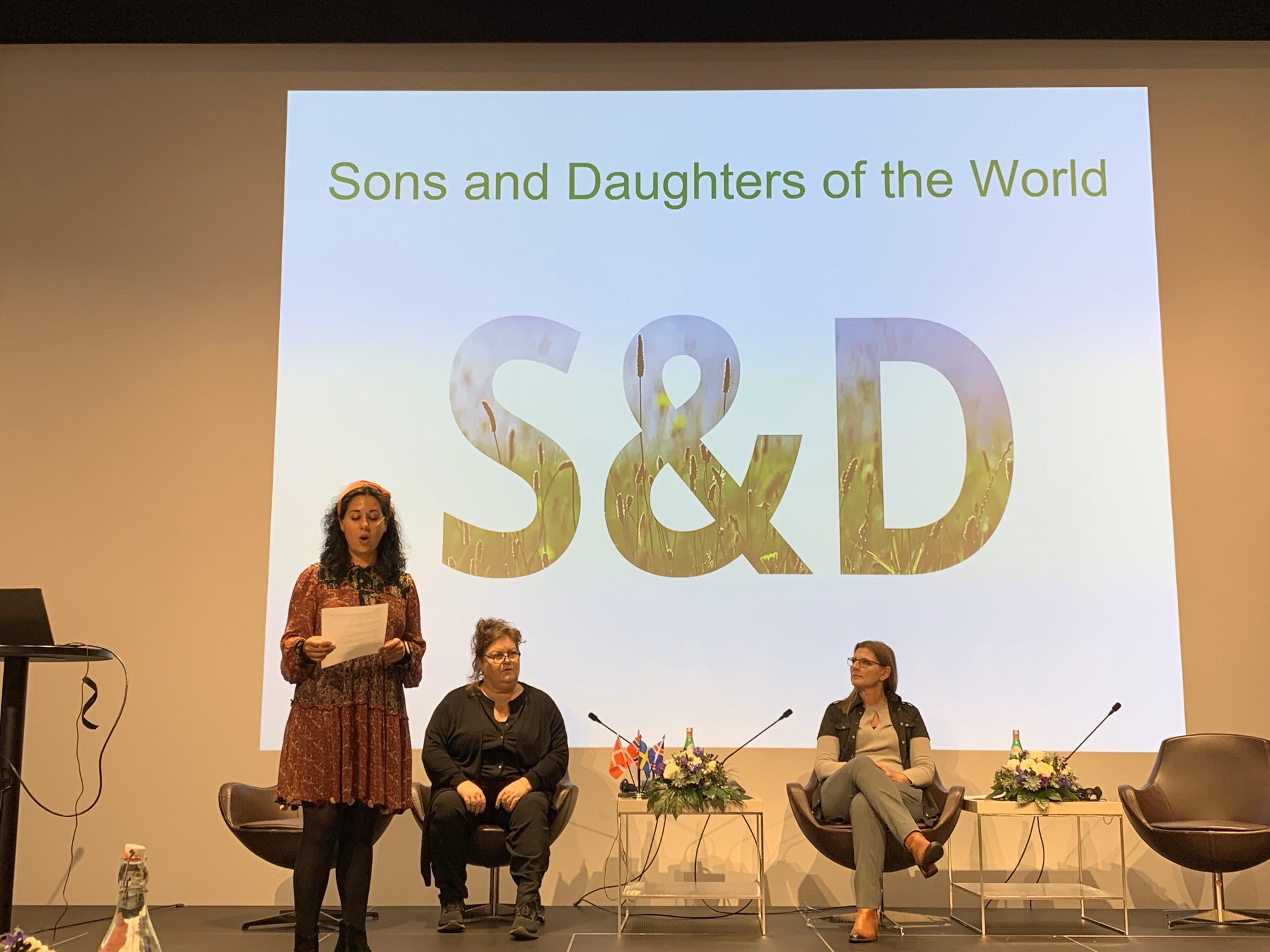 Le NIIS2019 met en lumière des récits de jeunes au Danemark touchés par la radicalisation et qui en sont sortis at Sons Daughters Wo et at For Finn . Le dialogue et la construction de la société sont la clé du travail. Ligue Danemark