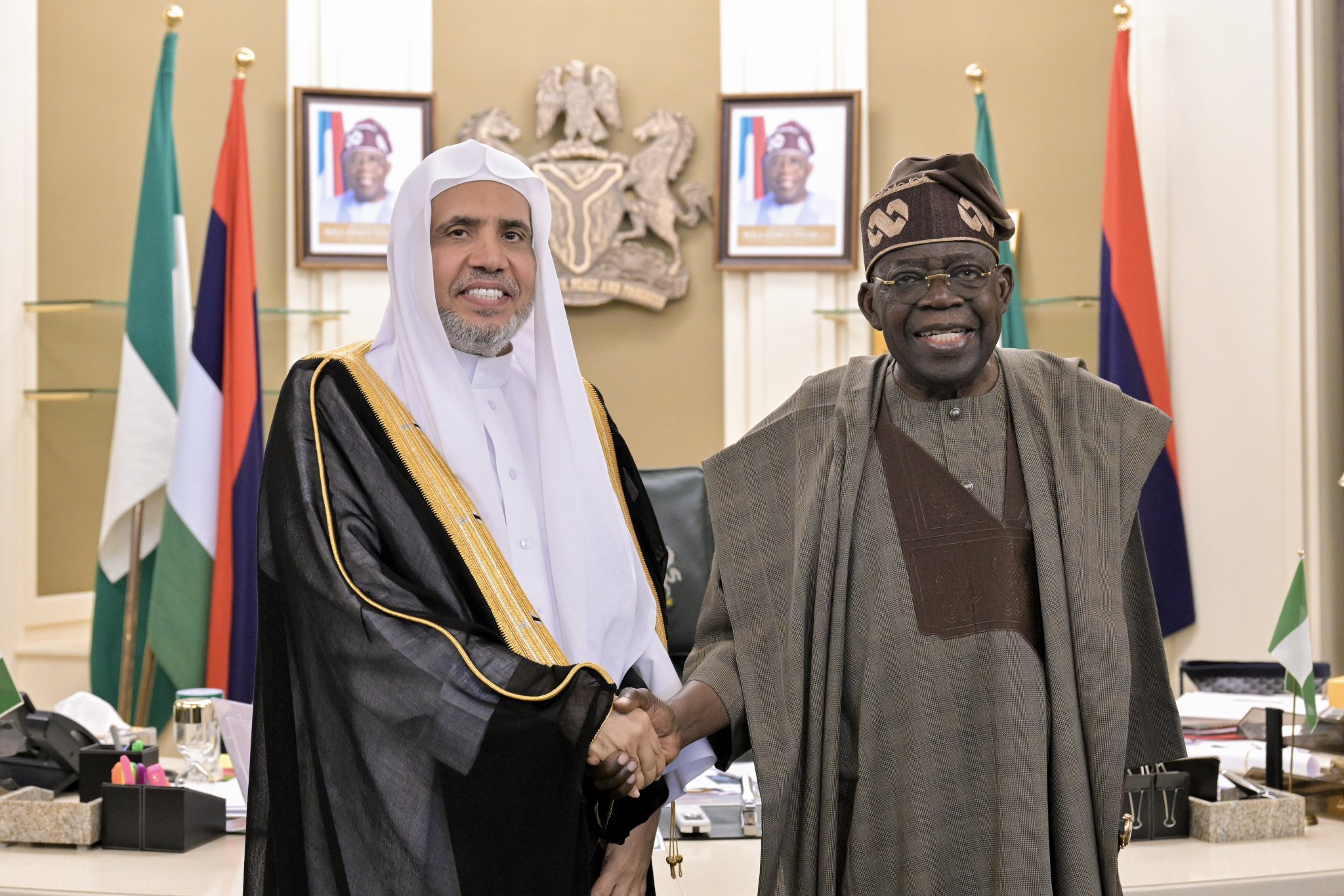 Ayer, el Presidente de la República Federal de Nigeria y Comandante en Jefe de las Fuerzas Armadas, Sr. Bola Ahmed Tinubu, recibió en el palacio presidencial, en la capital Abuya, al Secretario General, el Sheij Dr. Mohammed Al-Issa