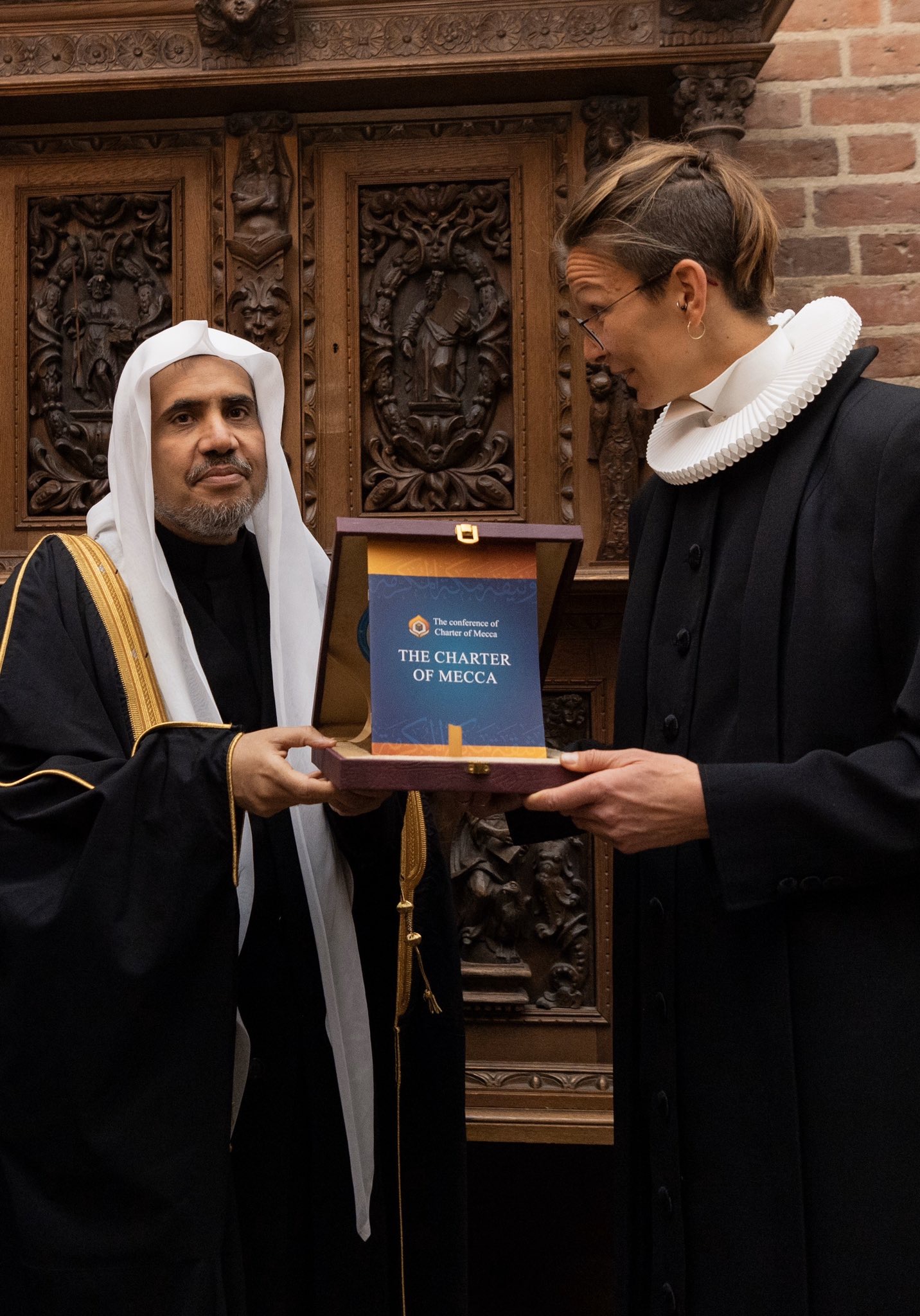 Parmi ses rencontres avec les responsables politiques, religieux le D.Mohammad Alissa a visité la cathédrale Roskilde qui est l’église officielle de la famille royale danoise où il a remis  La Charte de La Mecque qui prône l’entraide entre les adeptes des religions.