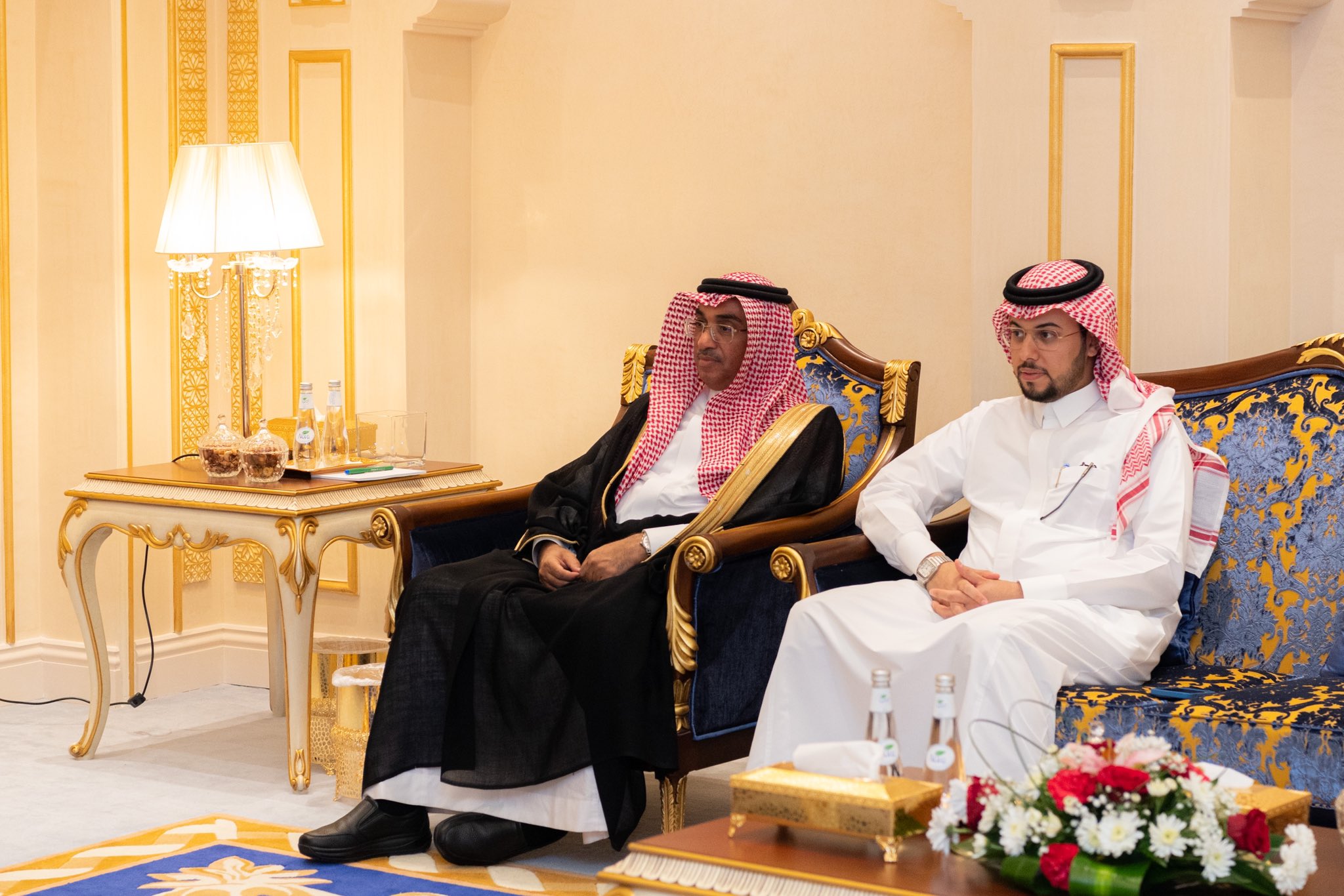 استقبل معالي الشيخ د. محمد العيسى‬⁩ في مقرّ الرابطة بمكة المكرمة، معالي وزير الشؤون الدينية الإندونيسي الشيخ ياقوت خليل قوماس، ومعالي رئيس جمعية نهضة العلماء الشيخ يحي خليل