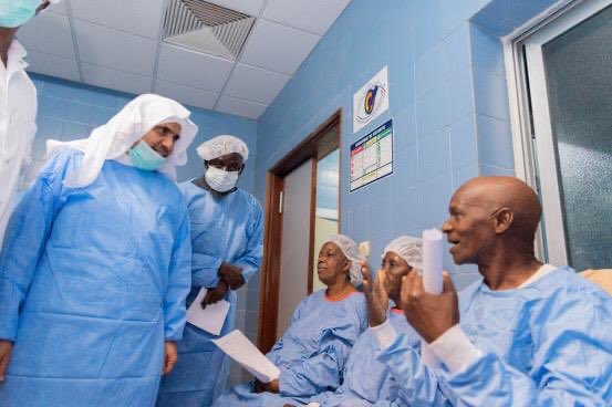 À Dakar, plus de 40% de la population vit sous le seuil de pauvreté, l'accès aux soins de santé est donc difficile. La LIM finance des centaines d'opérations de cataracte chaque année pour soutenir le peuple sénégalais. Sénégal