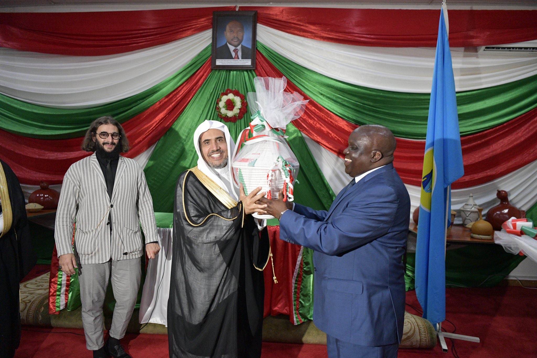 ‏معالي الأمين العام الشيخ د.محمد العيسى⁩ يلتقي ضمن جولته الأفريقية معالي رئيس ⁧البرلمان⁩ في جمهورية ⁧بوروندي⁩، حيث ثمّن معاليه مبادرات وفعاليات ⁧الرابطة⁩ الدولية لدعم الوئام و ⁧السلام⁩ في دول التعدد الديني والإثني، كما تبادلا الهدايا التذكارية.