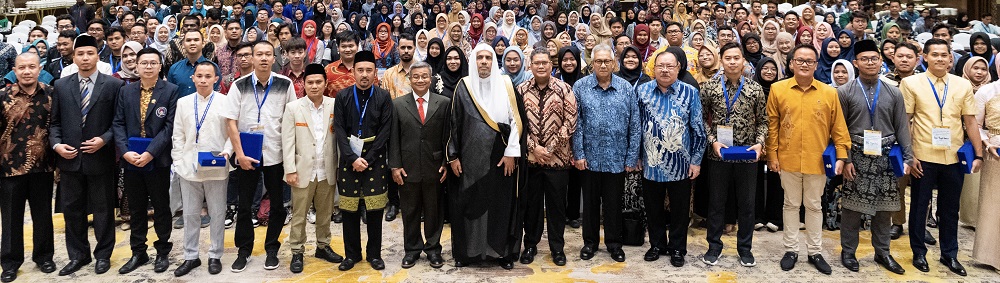 S’est tenu hier le premier symposium des jeunes d’Asie de l’Est à Jakarta sur invitation Mohammad Alissa sur « Le rôle des jeunes dans la promotion de la tolérance de l’Islam et de la Paix ».