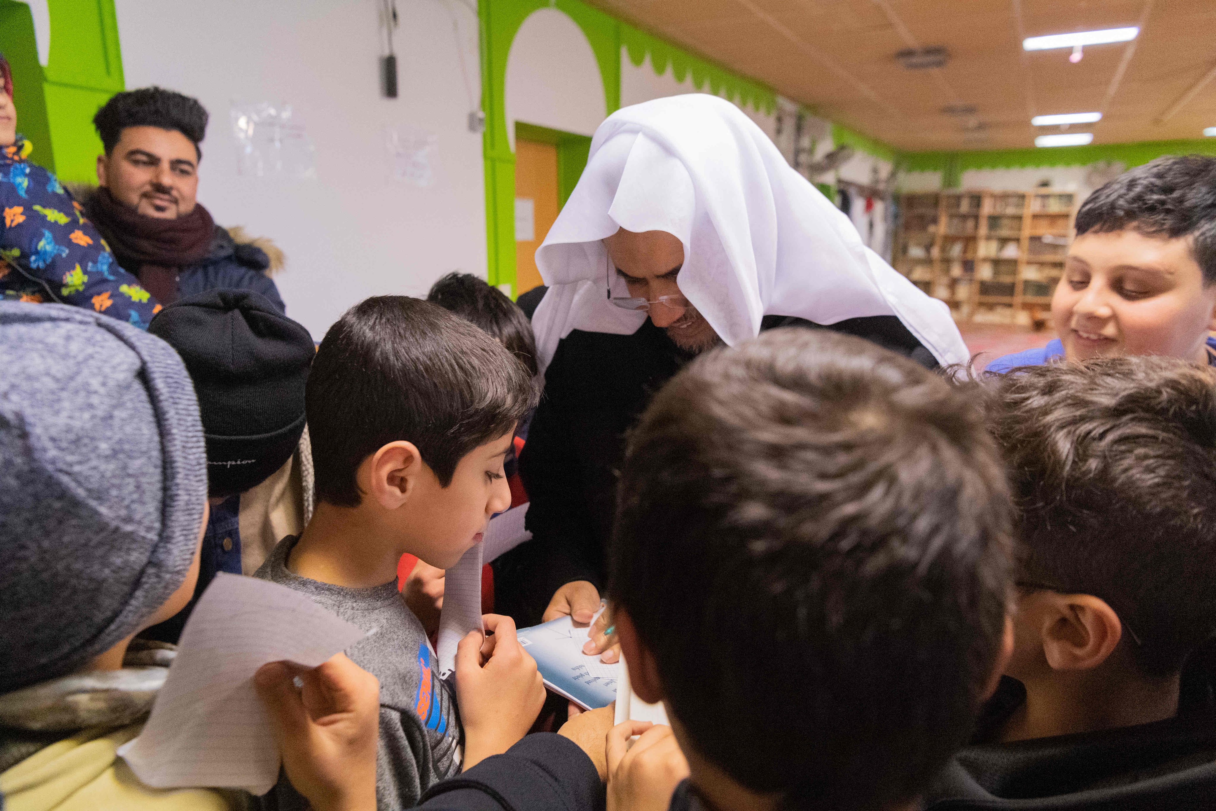 La Ligue Islamique Mondiale travaille en collaboration avec les enfants et les jeunes du monde entier en coordination directe avec leurs pays.