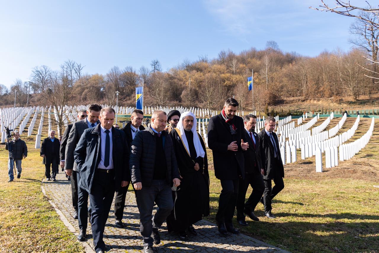 Dans le cadre de la tournée mondiale de soutien aux victimes de massacre: Mohammad Alissa dirige une délégation musulmane  comprenant aussi des responsables des différentes religions afin de rendre hommage aux victimes musulmanes du massacre de “Srebrenica”.