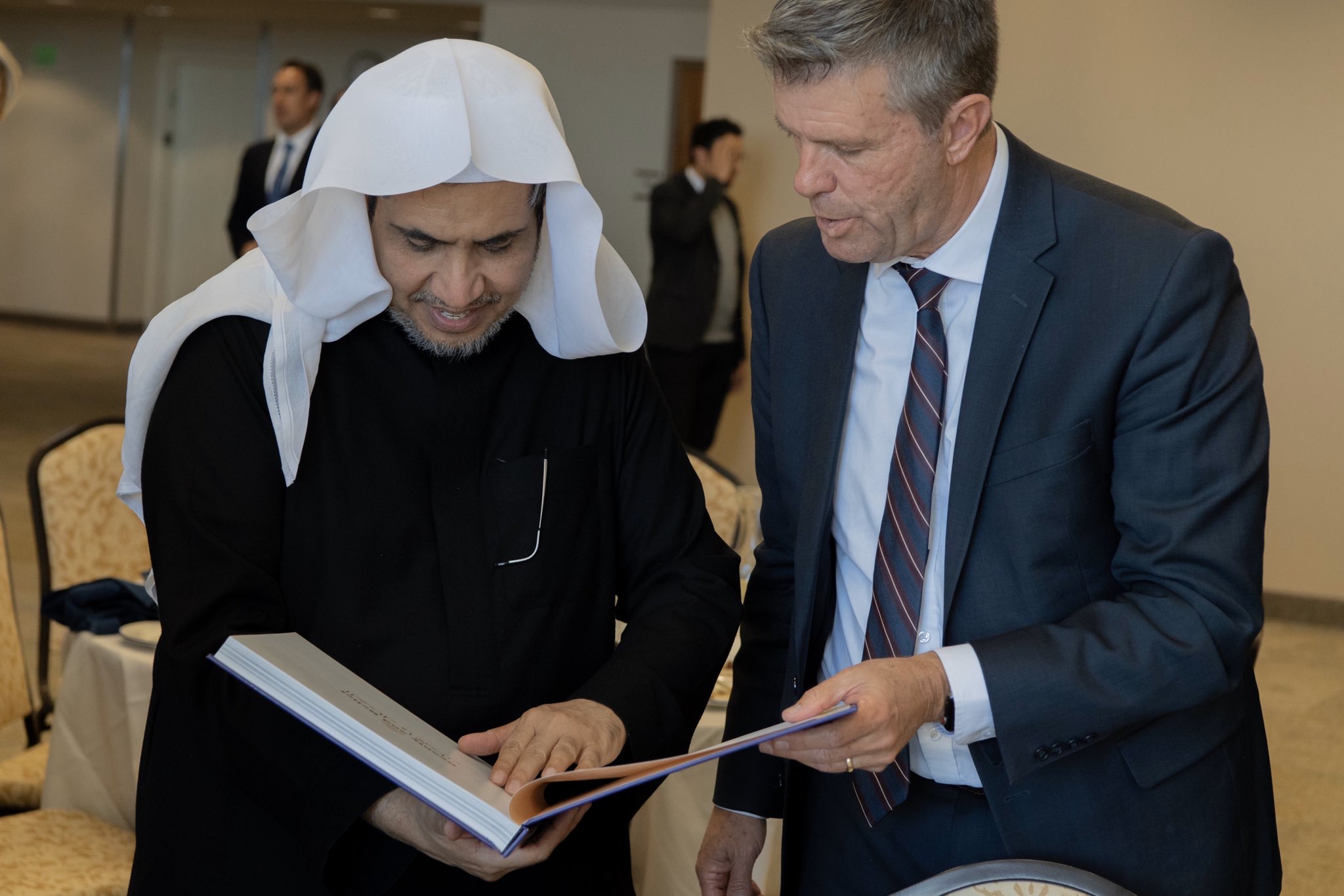 The administration of Utah State University in the United States hosted H.E. Sheikh Dr. Mohammed Al-Issa, who delivered a lecture. At the conclusion of the event, the university honored His Excellency with a commemorative plaque bearing his name