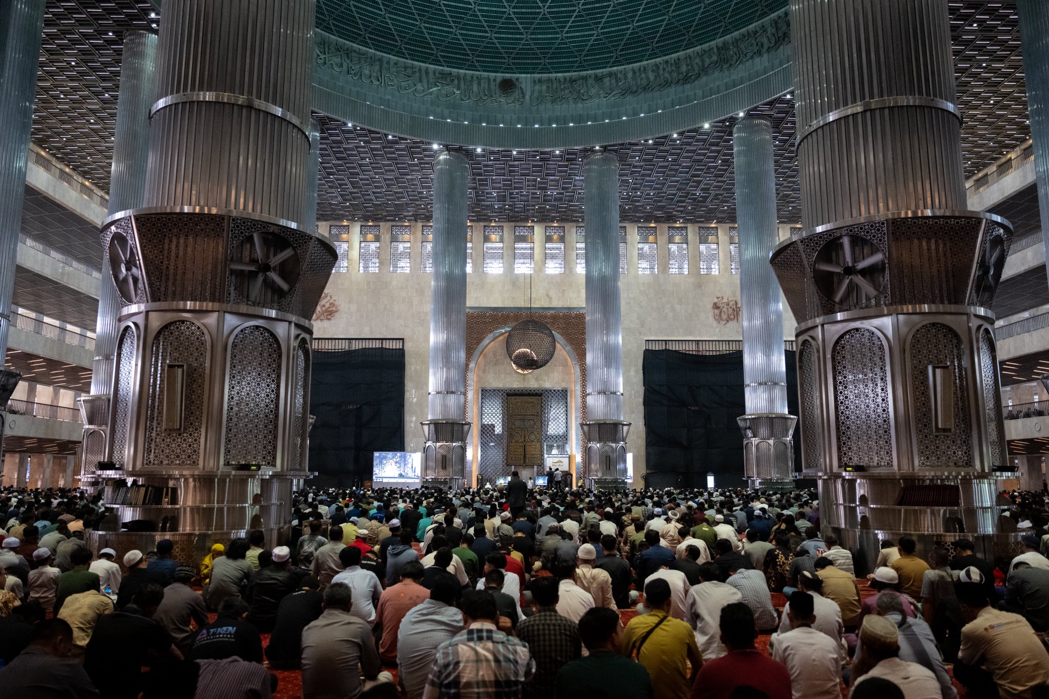 د.العيسى يُلقي خطبةَ الجمعة ويؤمُّ المصلين في جامع الاستقلال بالعاصمة الإندونيسية "جاكرتا"