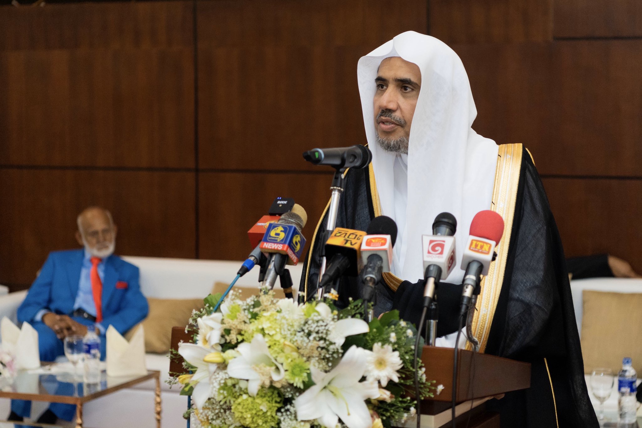 The Mayor of Colombo honored H.E. Sheikh Dr. Mohammed Al-Issa in the presence of dignitaries and members of the diplomatic corps and presented him with the key to the capital.