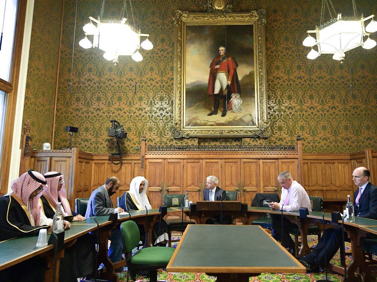 Le Secrétaire général de la Ligue Islamique Mondiale, le Dr Mohammed Al-Issa, a rencontré à Londres un certain nombre de membres du Parlement britannique et de nombreux sujets d'intérêt commun ont été discutés.