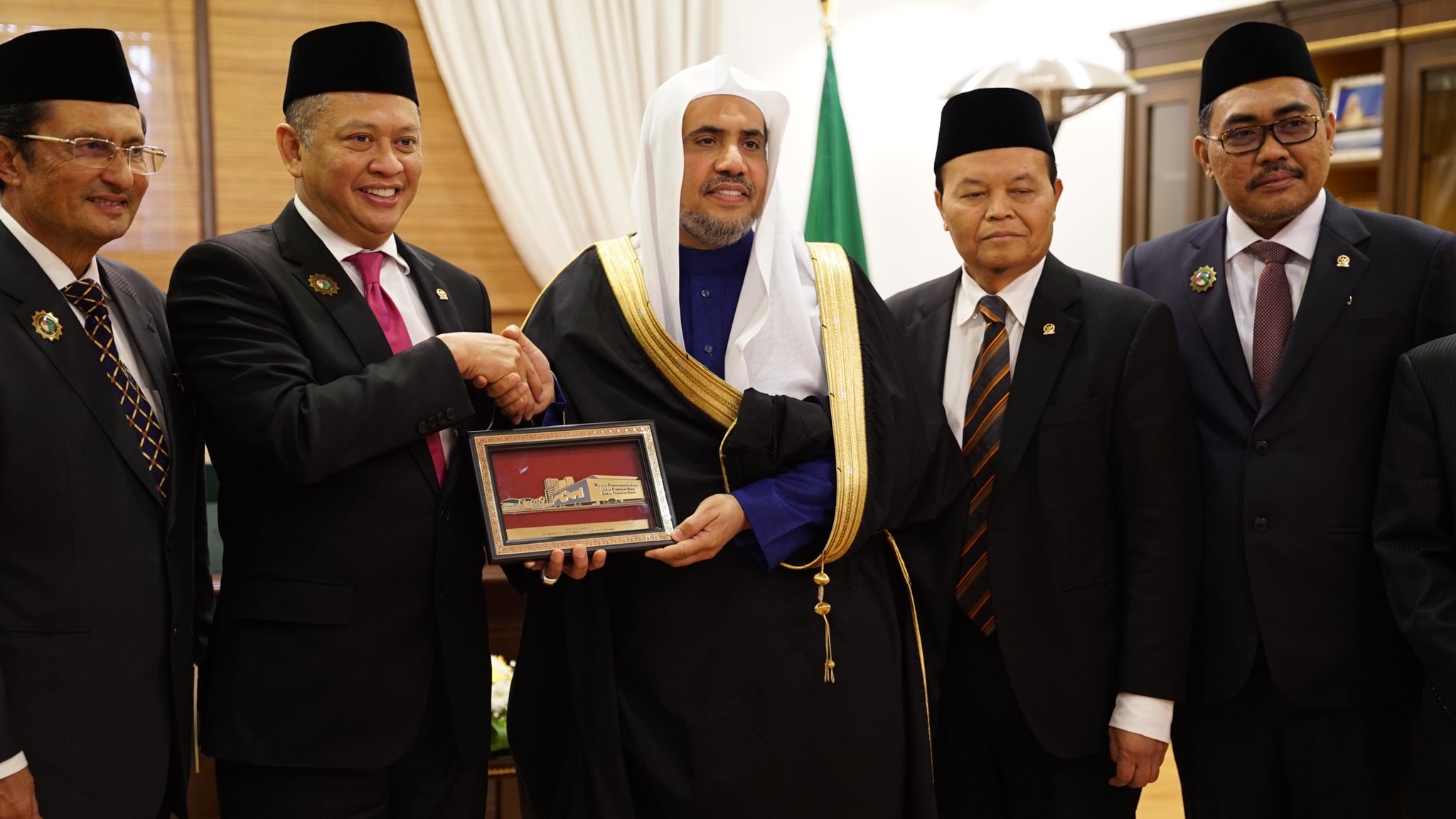 MohammadAlissa a reçu le Président de l’Assemblée nationale indonésienne qui l’a invité à se rendre en Indonésie et qui a loué les efforts du Secrétaire général dans le but de  corriger les mauvaises compréhensions de l’Islam.