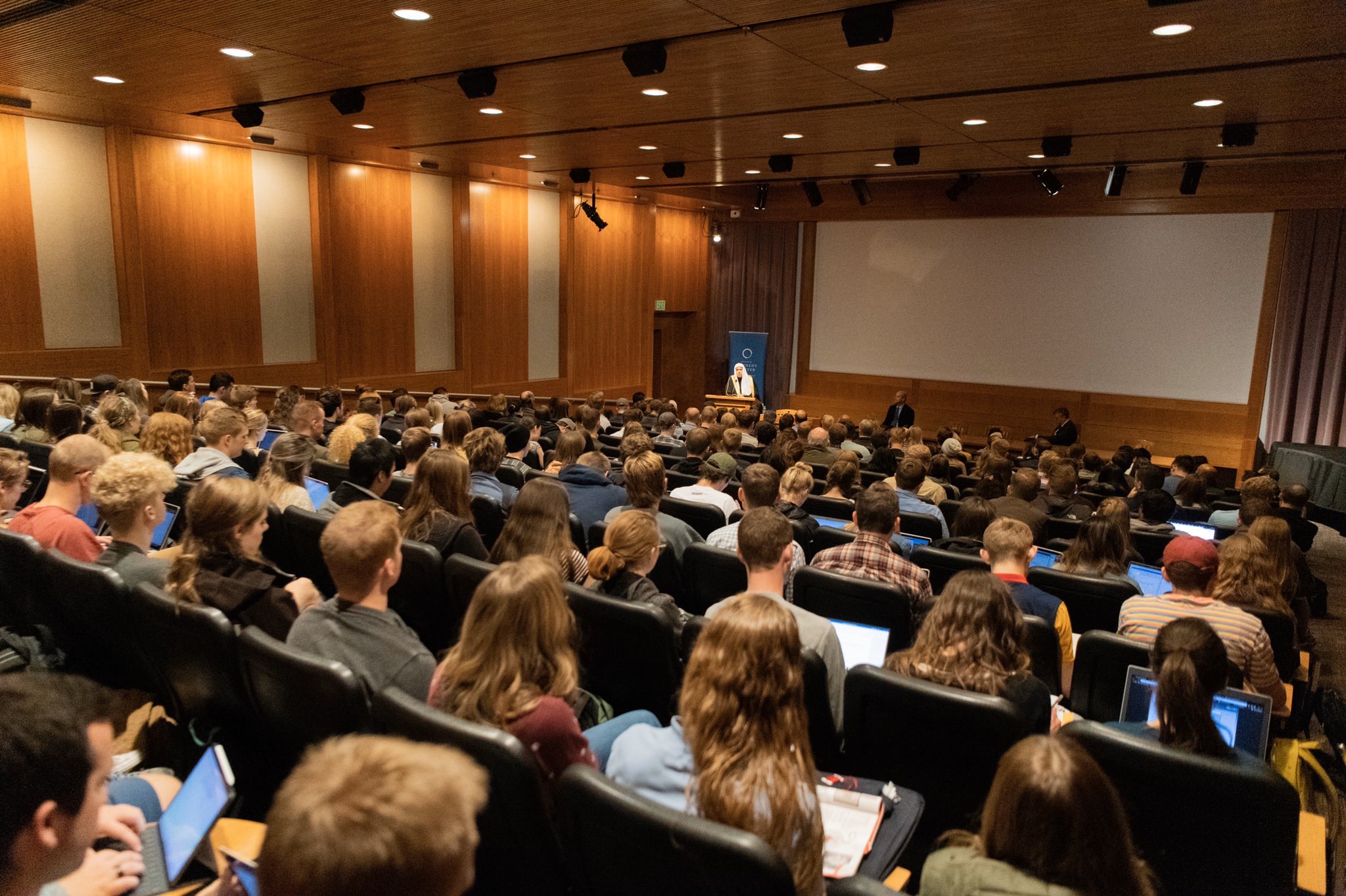 Le D.Mohammad Alissa lors de la conférence à l’université de Utah : « La Ligue a pour vocation de lever les obstacles aux relations positives entre les adeptes des religions, des cultures qui empêchent d’œuvrer en fonction des valeurs humaines communes ».