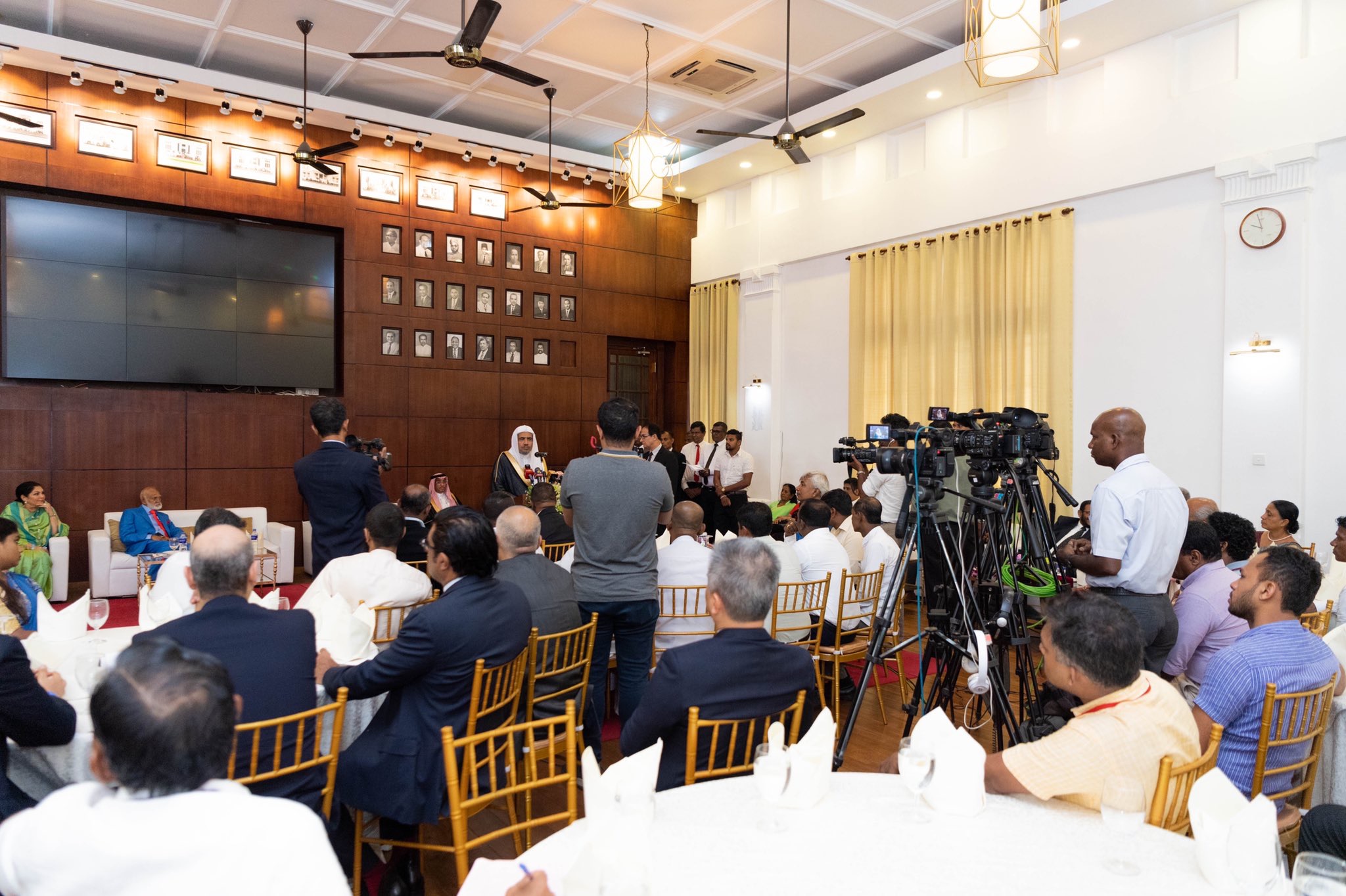 The Mayor of Colombo honored H.E. Sheikh Dr. Mohammed Al-Issa in the presence of dignitaries and members of the diplomatic corps and presented him with the key to the capital.