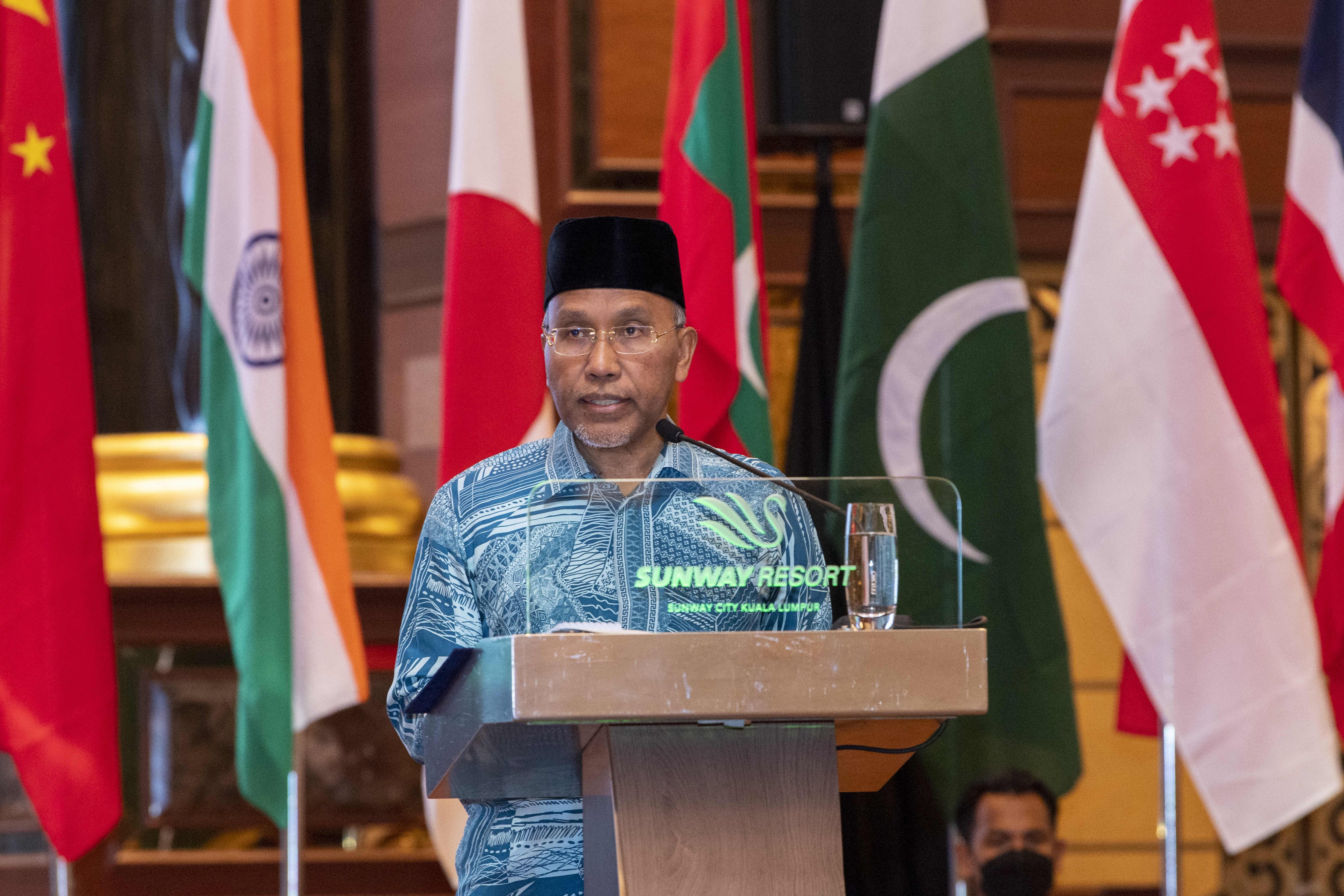 Datoka Idriss ben Ahmed Ministre malaisien des affaires religieuses lors du discours d’accueil des participants au congrès : «Nous remercions la LIM d’avoir choisi la Malaisie comme partenaire stratégique pour ce recevoir ce congrès qui symbolise la coopération et l’union ».