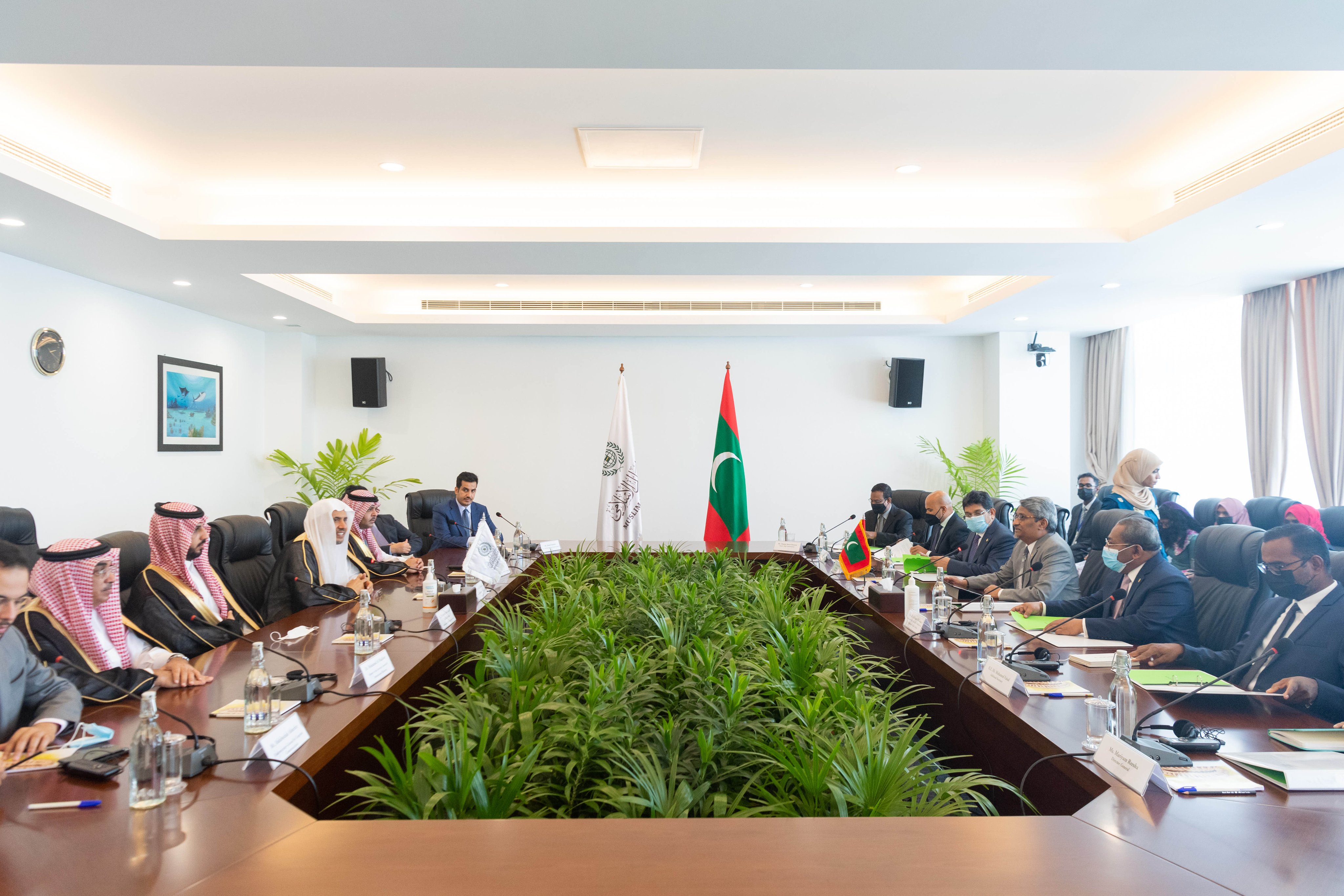 التقى معالي الشيخ د. محمد العيسى‬⁩ بمعالي وزير الشؤون الخارجية في جمهورية المالديف‬⁩، السيد أحمد خليل