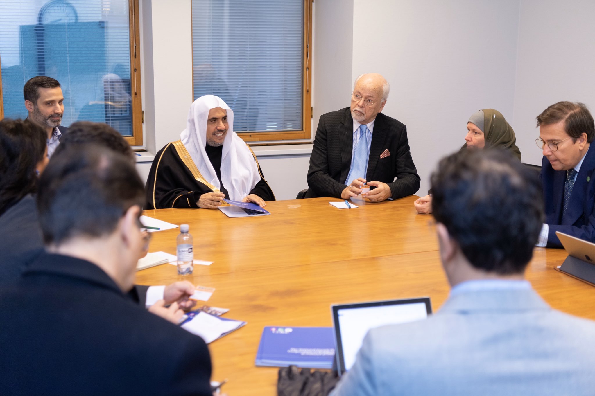 En Finlande à Helsinki Mohammad Alissa a rencontré les membres du «Forum national pour l’entraide entre les adeptes de religions de cultures» pour confirmer le respect de la différence la formation de personnes sur l’éthique nationale et sur les dénominateurs communs humains.