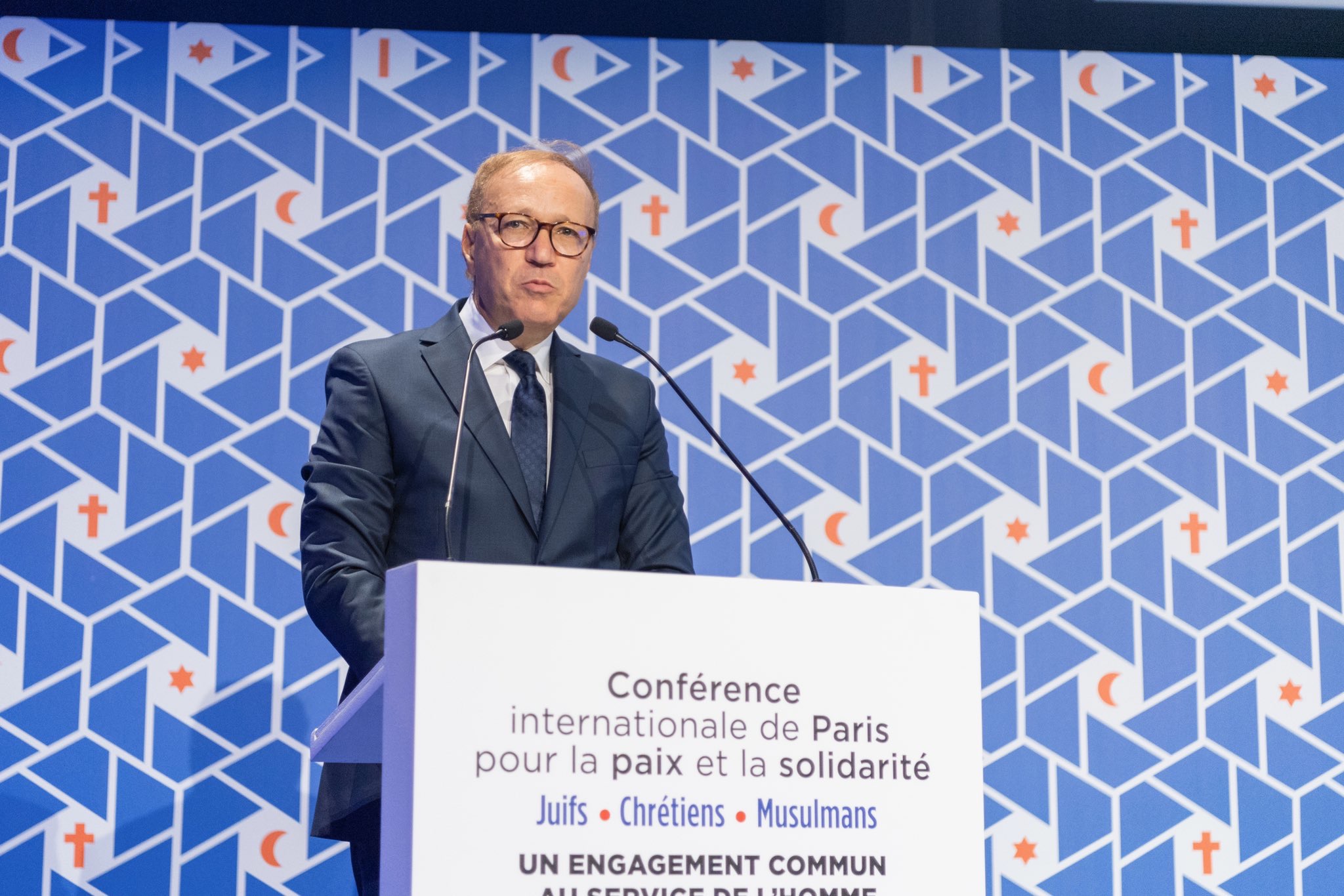 Le président de la Fondation Islam de France, le penseur et activiste dans le domaine de la paix et l'intégration nationale le Dr. Ghaleb Bin Cheikh a exprimé sa joie pour le grand succès de la conférence internationale à Paris : Le grand succès du congrès international de #Paris,  Juifs Chrétiens Musulmans un engagement commun au service des hommes, traduit son aspect éclairé et positif.