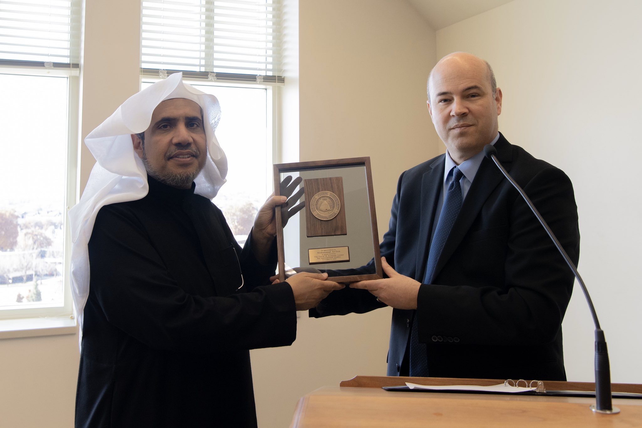 The administration of Utah State University in the United States hosted H.E. Sheikh Dr. Mohammed Al-Issa, who delivered a lecture. At the conclusion of the event, the university honored His Excellency with a commemorative plaque bearing his name