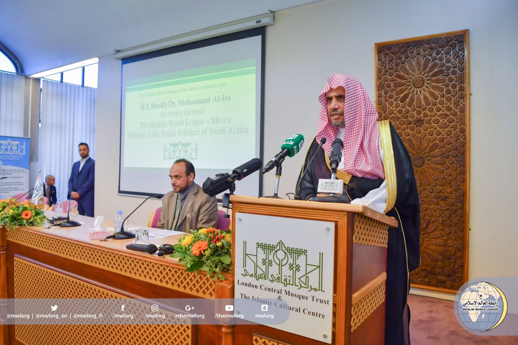 HE the SG talking to Muslim community in the Islamic cultural center in Britain . The talk centered around topics of benefit to the community.