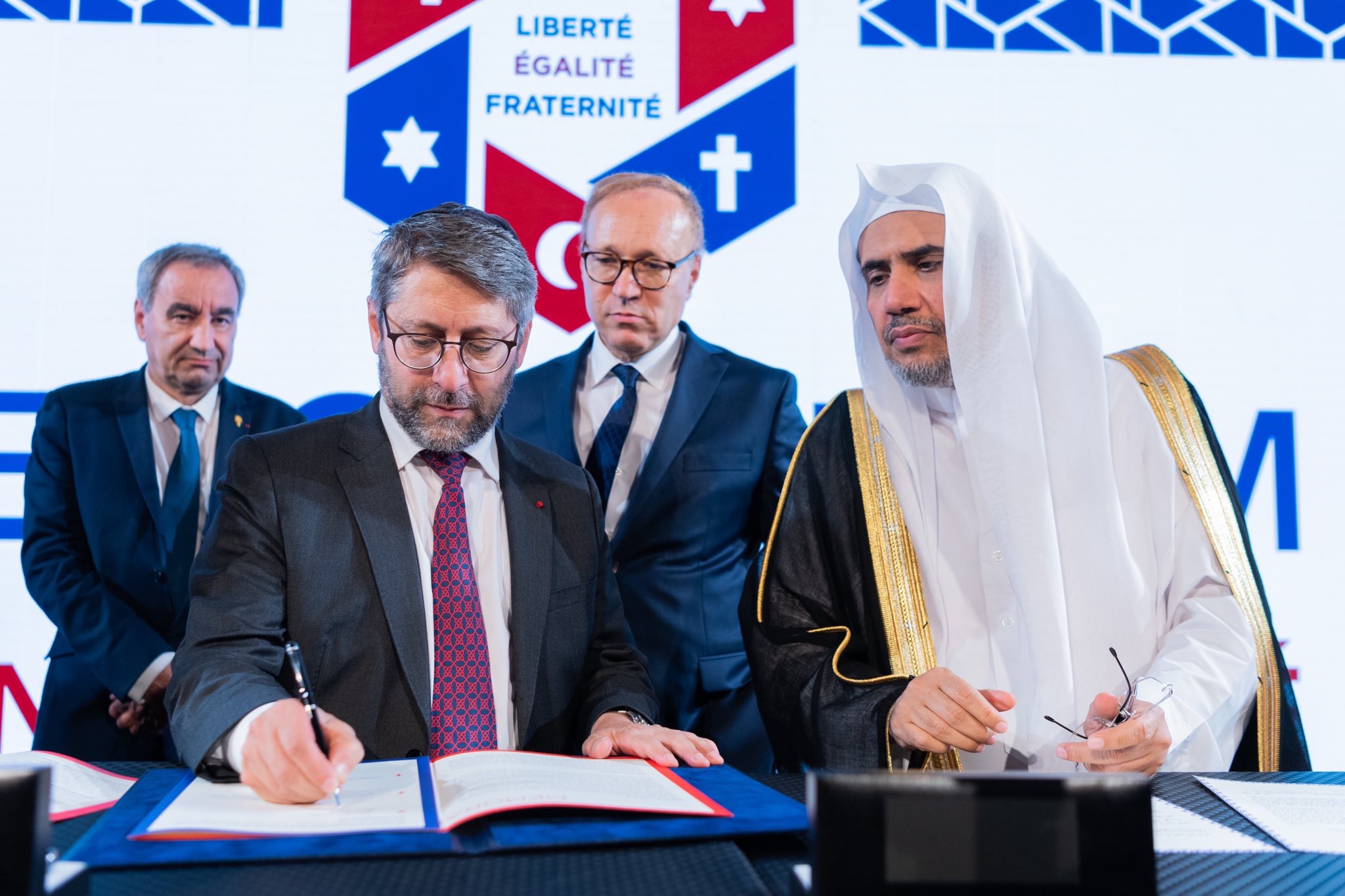 ‏في لحظة تاريخية: توقيع (اتفاقية باريس للعائلة الإبراهيمية) بحضور القيادات الدينية الفرنسية : اليهودية والكاثوليكية والأرثوذكسية والبروتستانتية بتنظيم ومشاركة وتوقيع معالي أمين ⁧‫#رابطة_العالم_الإسلامي‬⁩ ودعم مؤسسة إسلام ⁧‫#فرنسا‬⁩، حيث تضمنت عدداً من الموضوعات ذات الصلة بالقيم المشتركة.