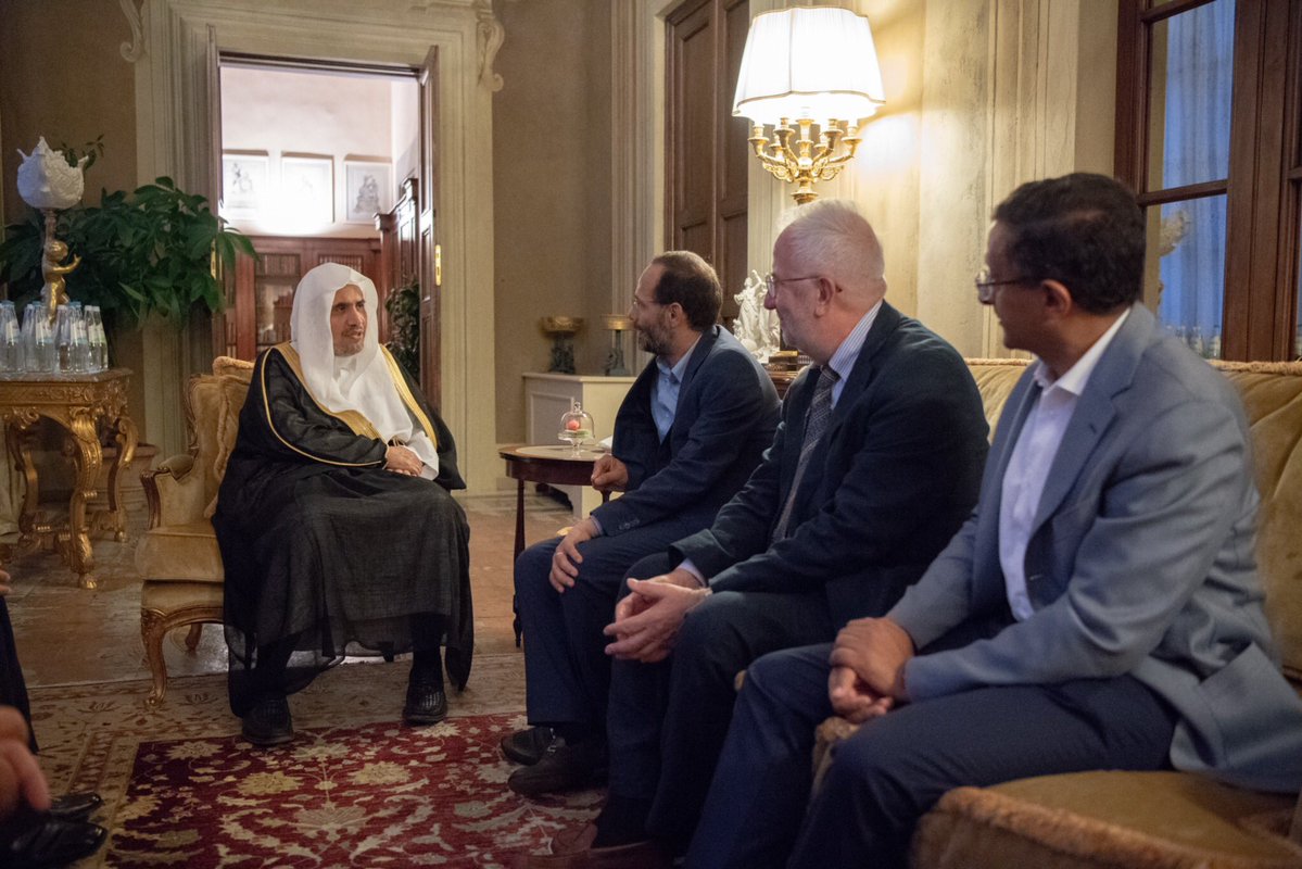 D. Alissa rencontre les dirigeants de l’école internationale Florence pour le dialogue et signe un accord de collaboration