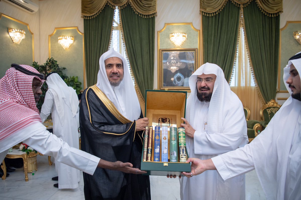 ‫معالي الشيخ د.عبدالرحمن السديس يحتفي بأصحاب السماحة والفضيلة والمعالي رئيس وأعضاء المجلس الأعلى لـرابطة العالم الإسلامي‬
