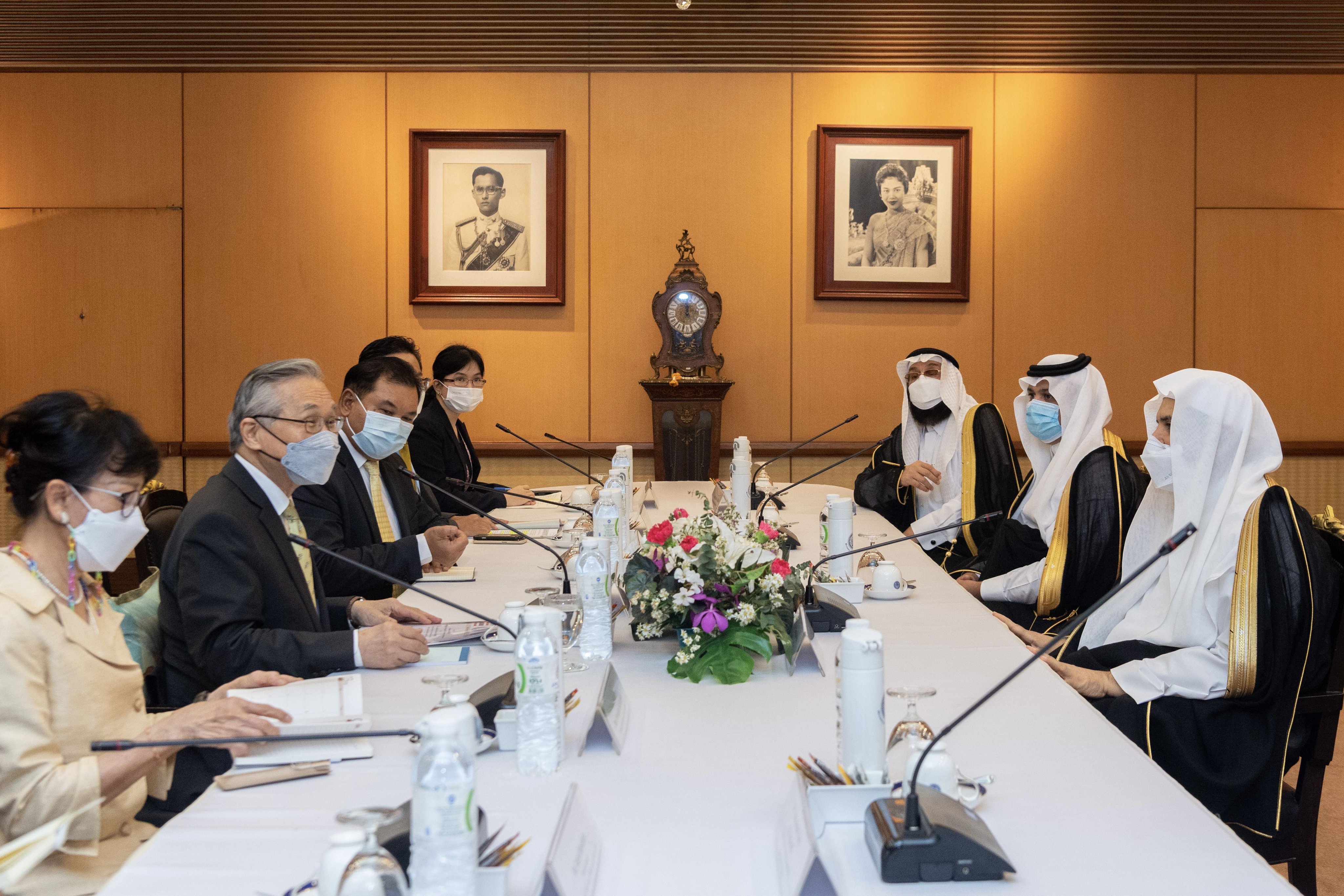 تلبية لدعوة من الحكومة التايلندية تتضمن اللقاء برئيس الوزراء، ورئيس البرلمان، وبعض الوزراء، وقيادات أتباع الأديان