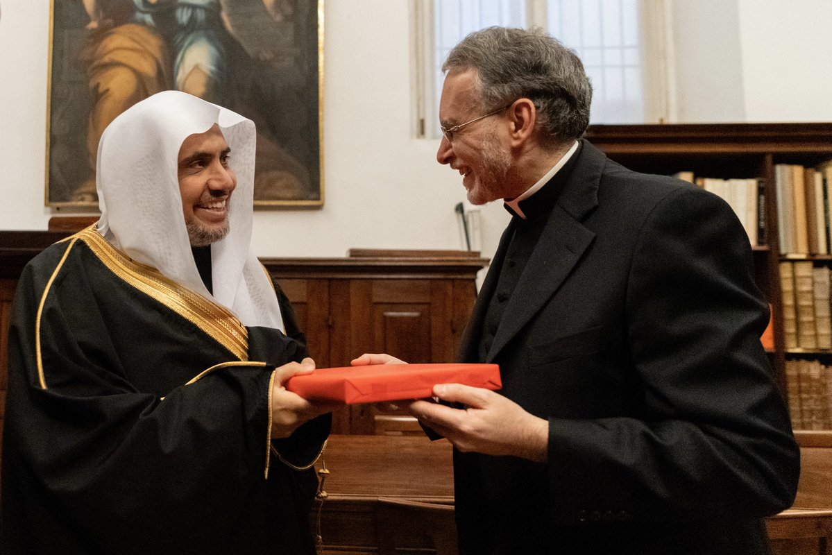 Avec des d'universitaires et des penseurs le Musée italien Ambrosiana honore Muhammad Alissa pour promouvoir l'amitié entre les nations et les peuples. La bibliothèque du musée est connue mondialement pour ses anciens manuscrits et peintures artistiques datant de 170 après JC.