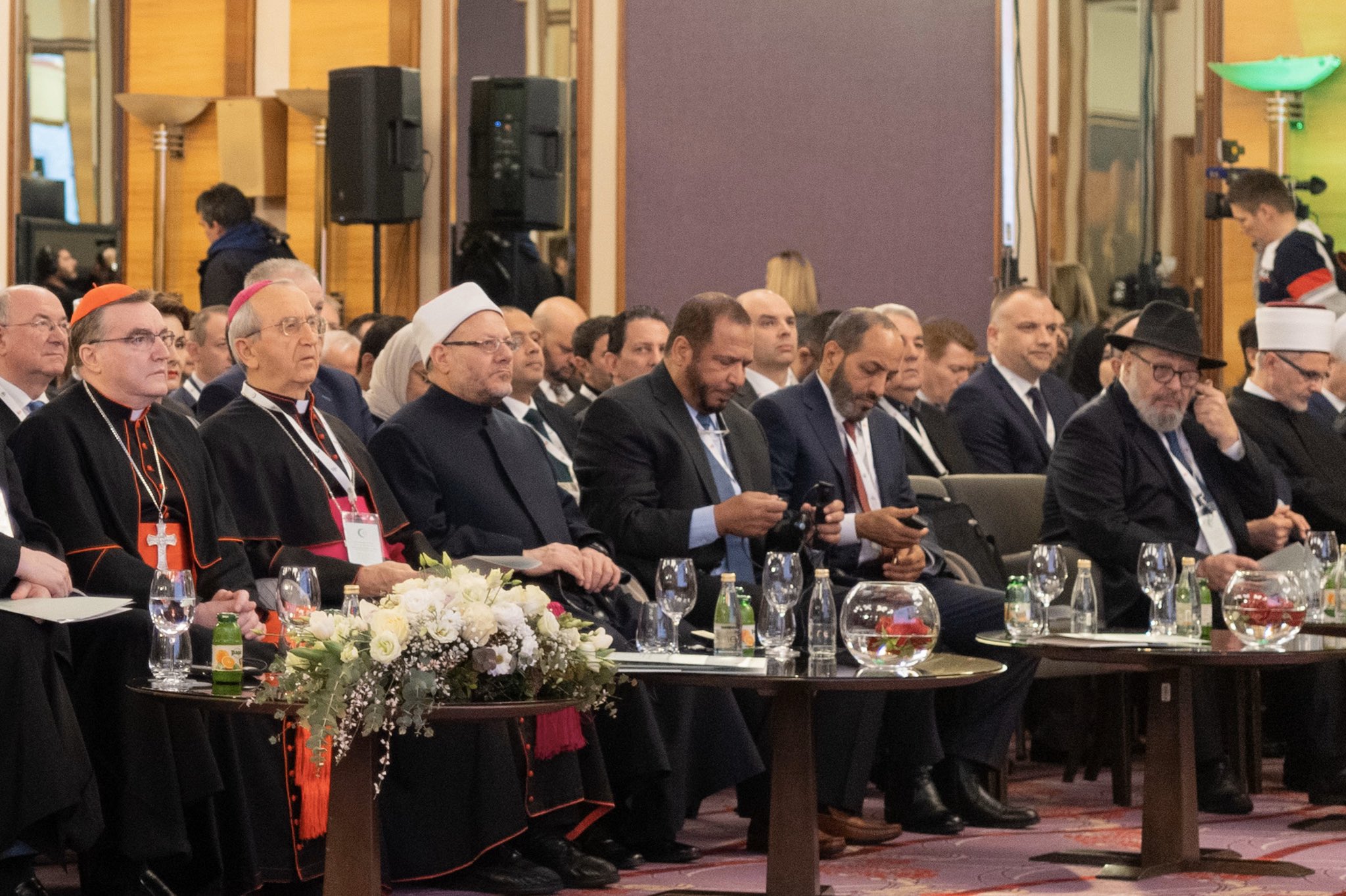 Le SG de la ligue islamique mondiale, Mohammad Alissa et la Présidente de la République de Croatie  à Kolinda GK , ont inauguré la  « conférence sur la fraternité humaine - des bases pour la paix et la sécurité  » à Zagreb.