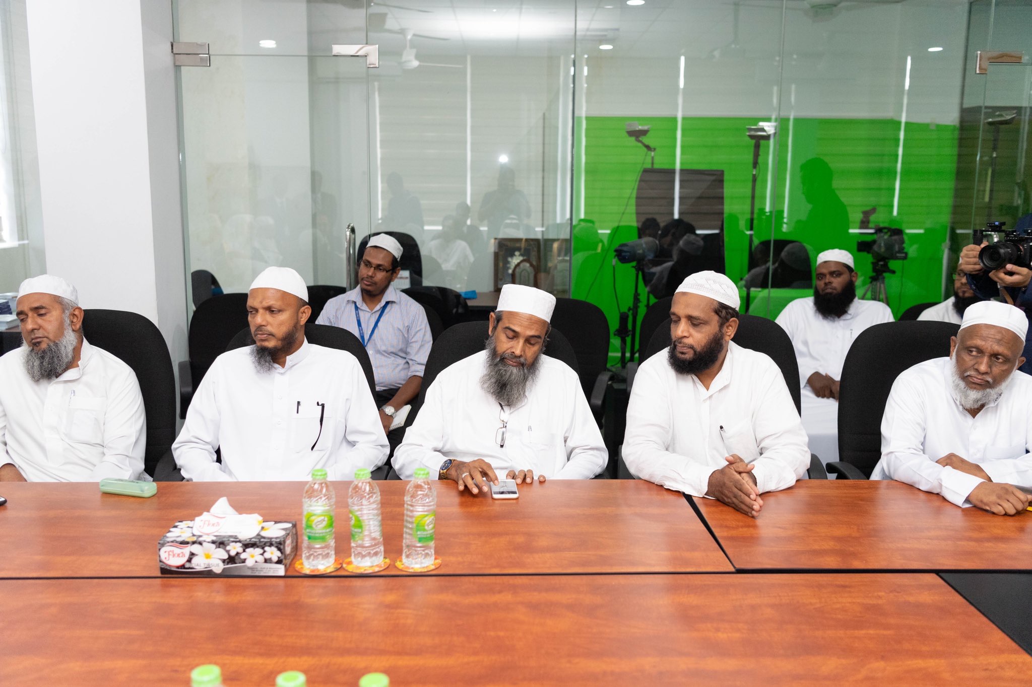 اجتمع معالي أمين عام ⁧رابطة العالم الإسلامي⁩ في ⁧كولومبو⁩ بفضيلة رئيس جمعية علماء ⁧سريلانكا⁩ وأعضاءها الذين عبروا عن سعادتهم الغامرة بزيارة الرابطة وحسن توقيتها