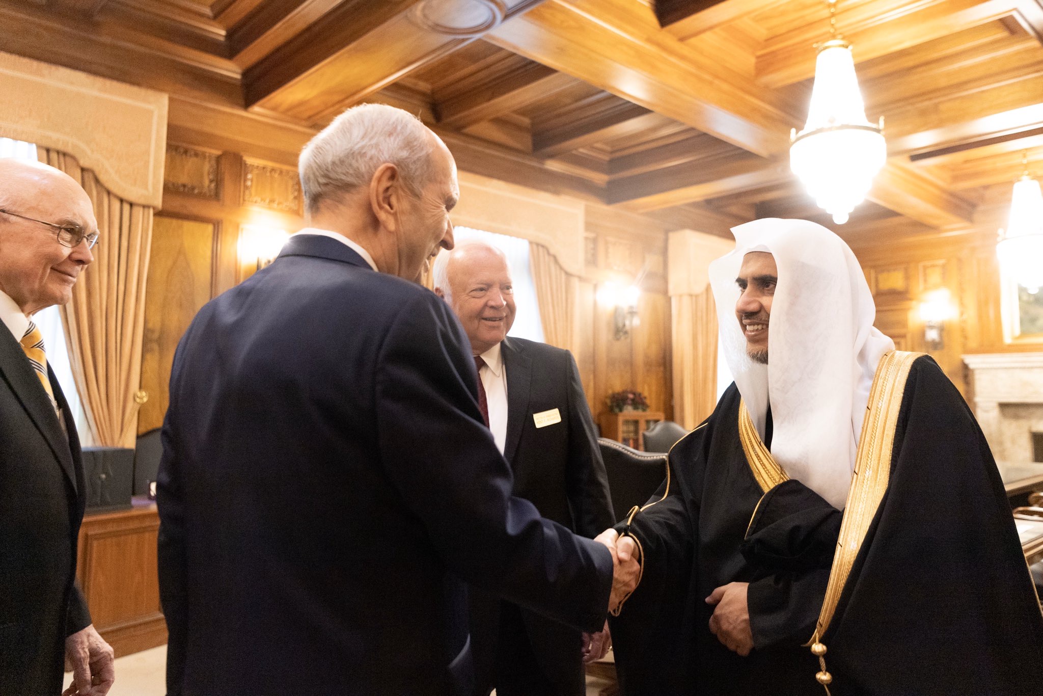 Sur invitation officielle le D.Mohammad Alissa a visité le siège principal des mormons à Utah où il a rencontré leur responsable pour un dialogue autour des ponts relationnels  entre les adeptes des religions des cultures pour  la paix l’harmonie.