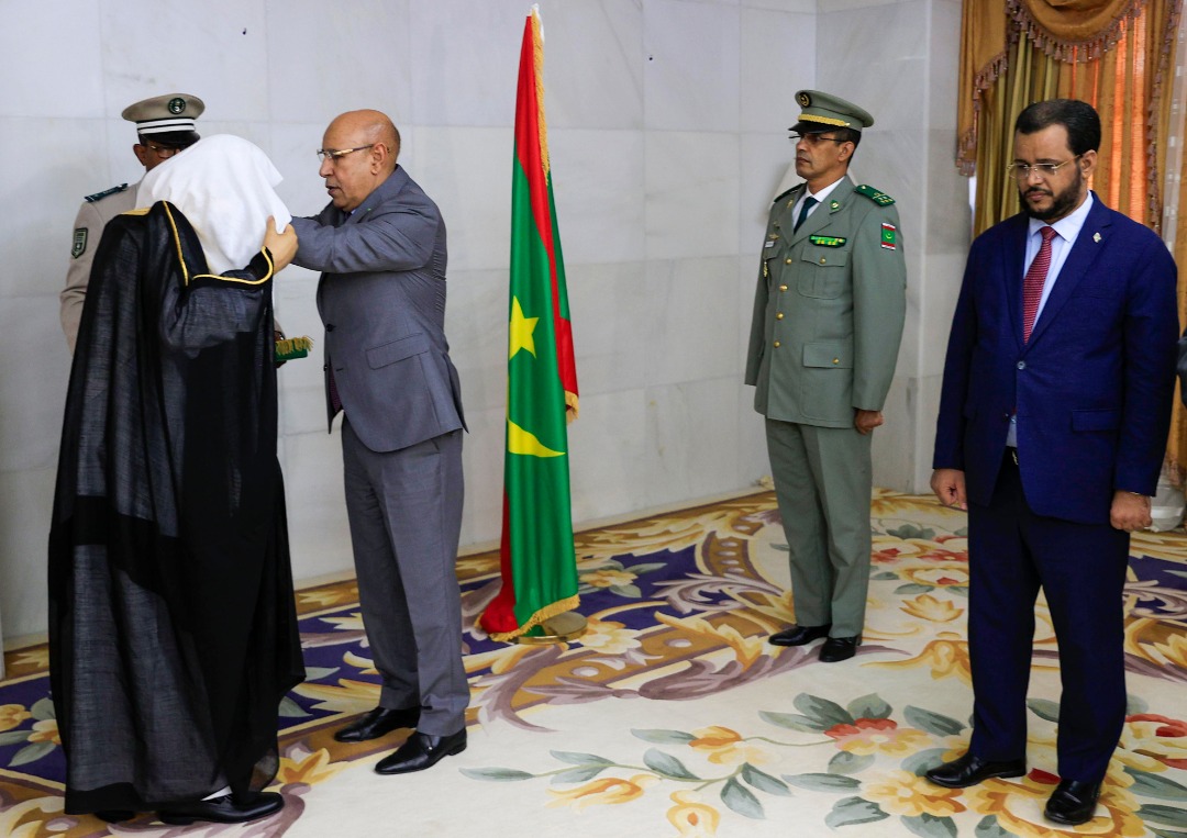 قلَّد فخامة رئيس الجمهورية الإسلامية الموريتانية السيد محمد ولد الشيخ الغزواني معالي الشيخ د. محمد العيسى”وسام الاستحقاق الوطني”