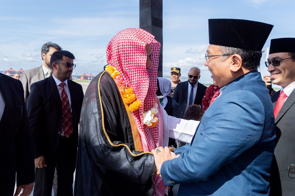 Mohammad Alissa est arrivé à Bali, lieu du Sommet du G20 de cette année pour présider le Sommet du Groupe des   Religions SommetR20. Il a été reçu par le Gouverneur de Bali