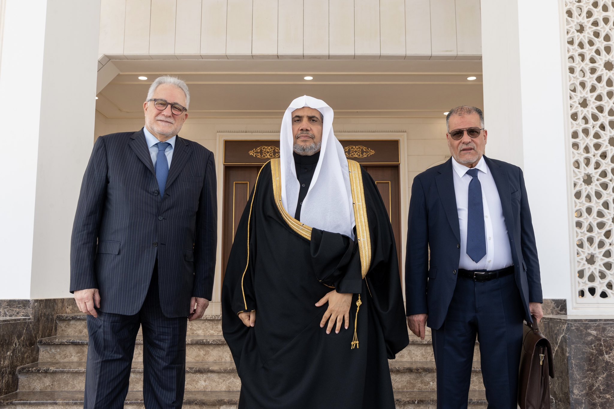استقبل معالي الأمين العام رئيس هيئة علماء المسلمين فضيلة الشيخ د.محمد العيسى في مكتبه بمكة المكرمة، فضيلة عميد مسجد باريس الكبير السيد شمس الدين حفيز.