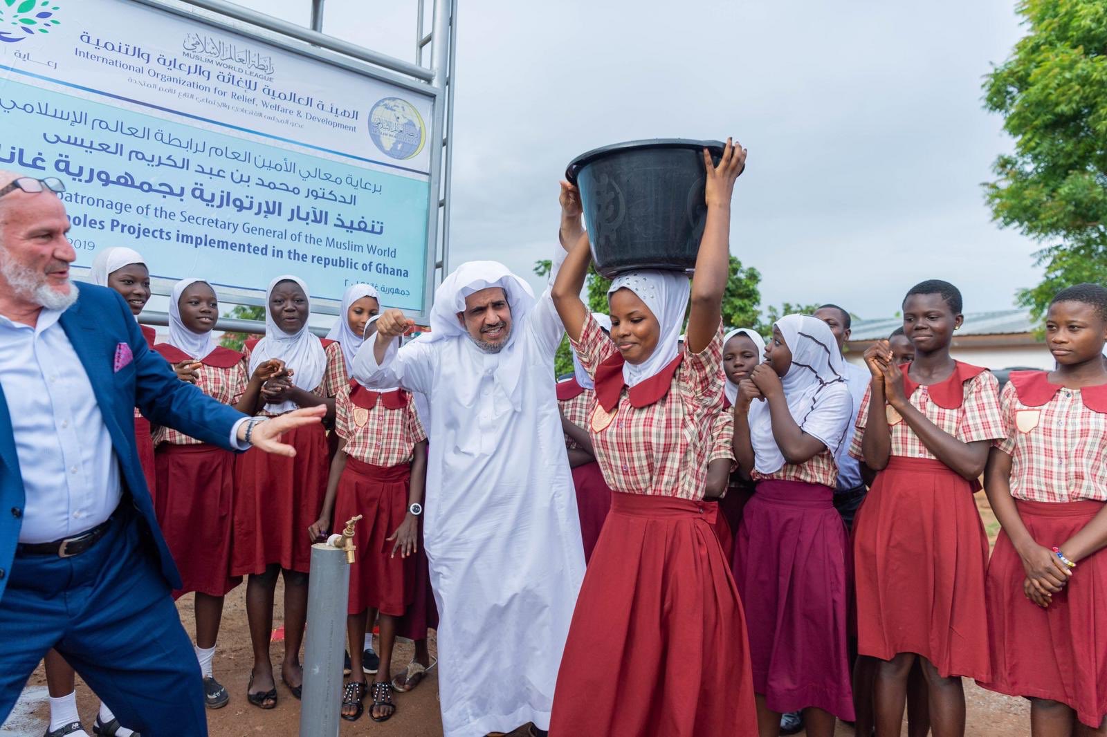 L'accès à l'eau potable contribue de manière significative à la réduction de la pauvreté et à la croissance économique. La LIM a creusé des milliers de puits pour aider les populations les plus démunies au Ghana.