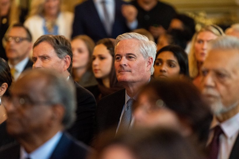 با حضور بیش از 30 مرکز و مؤسسه پژوهشی،تحقیقاتی برجسته و مشاوران سیاستگذاری در کنگره آمریکا: "واشنگتن، دیسی" میزبان گفتگوی آزاد با جناب دکتر شیخ محمد العیسی شد که در طی آن ایشان، ارزش ها و مفاهیم اسلامی را در سند مکه المکرمه شرح نمودند.