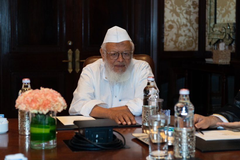 التقى معالي الأمين العام، رئيس هيئة علماء المسلمين، فضيلة الشيخ د. ⁧‫محمد العيسى‬⁩ في العاصمة الهندية نيودلهي، فضيلةَ رئيس جمعية علماء الهند الشيخ أرشد مدني، والوفدَ المرافق له