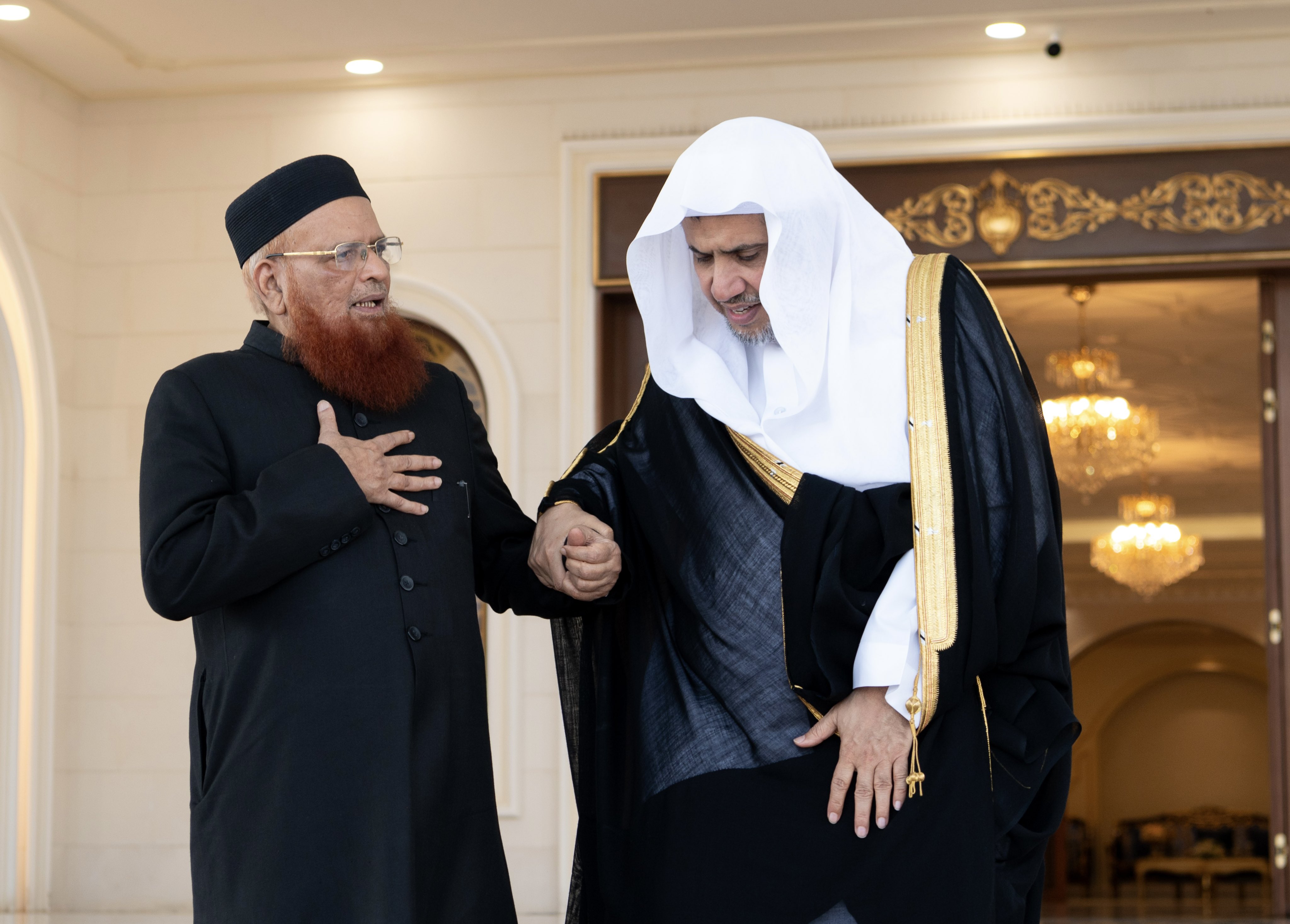 استقبل معالي الأمين العام، رئيس هيئة علماء المسلمين، فضيلة الشيخ د. ⁧‫محمد العيسى‬⁩ ‬⁩ في مكتبه بمكة المكرمة سماحة المفتي بجمهورية باكستان الإسلامية، الشيخ الدكتور محمد تقي العثماني