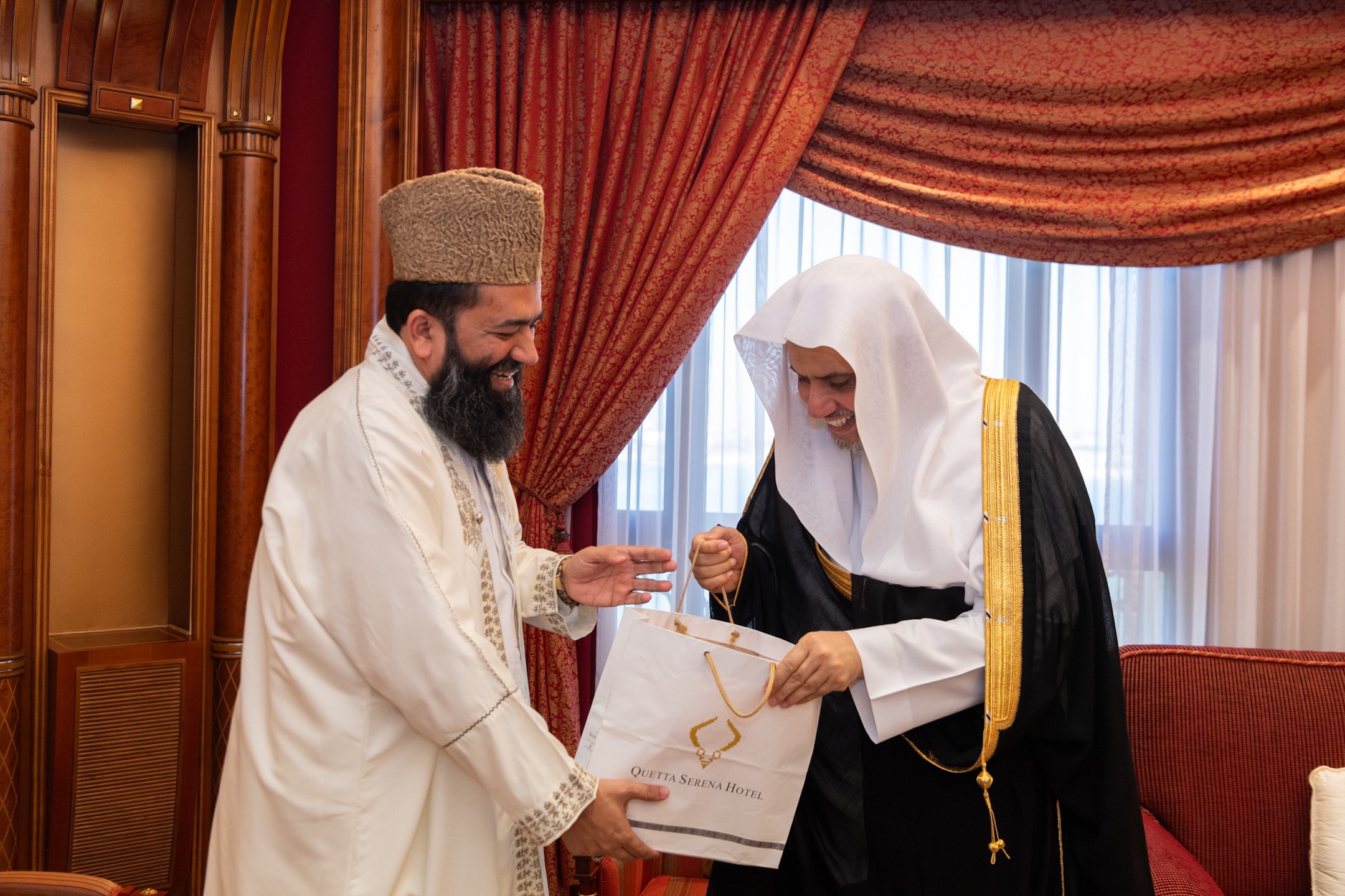 ‏التقى معالي الأمين العام، رئيس هيئة علماء المسلمين، فضيلة الشيخ د. محمد العيسى‬⁩ في مكتبه، فضيلة كبير الأئمة The Grand Imam رئيس منظمة أئمة ومجلس علماء باكستان، ومجلس أتباع الأديان، وإمام وخطيب الجامع الملكي بلاهور، الشيخ محمد عبدالخبير آزاد