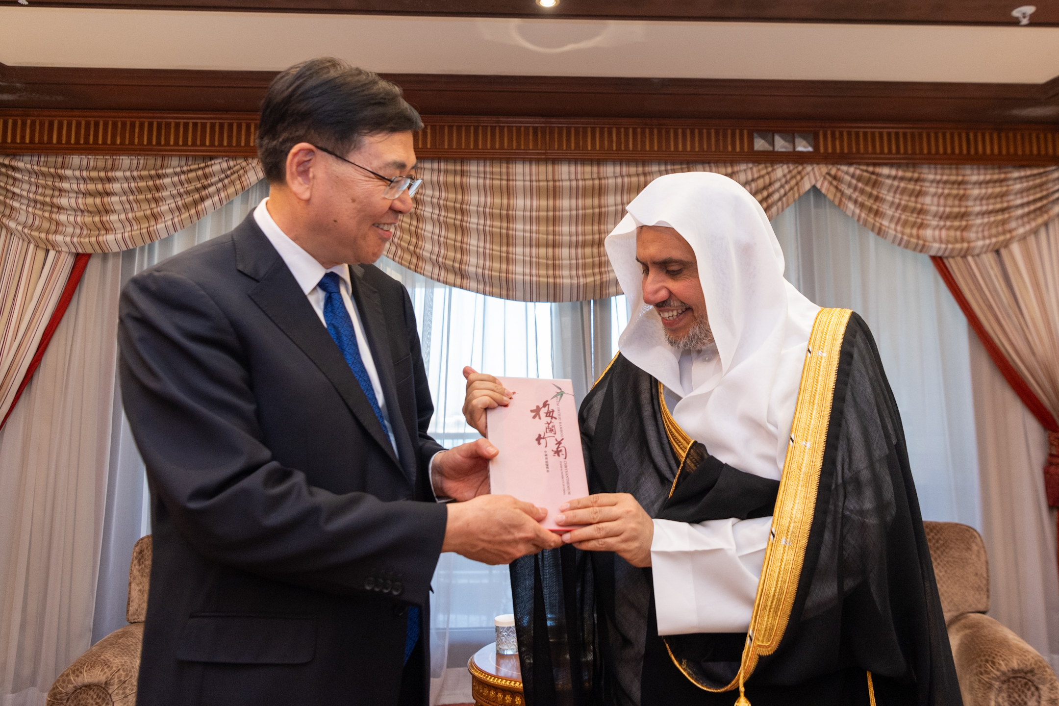 التقى معالي الأمين العام، رئيس هيئة علماء المسلمين، فضيلة الشيخ د. ⁧‫محمد العيسى‬⁩‬⁩ في المكتب الفرعي للرابطة بجدة، معالي رئيس الهيئة الوطنية للشؤون الدينية في جمهورية الصين، السيد الوزير تشين رويفنغ