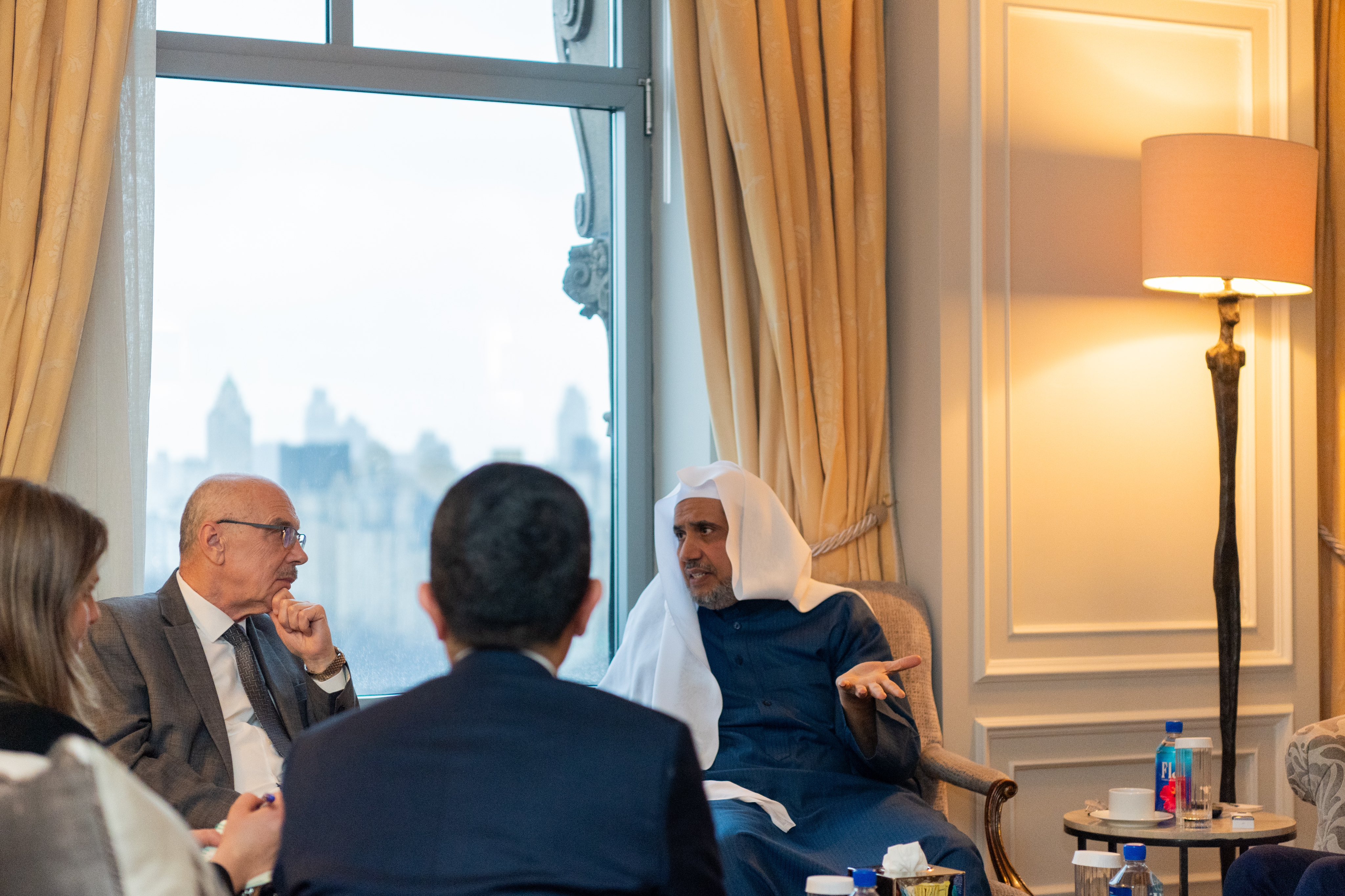 Yang Mulia Sekretaris Jenderal LMD, Ketua Asosiasi Ulama Muslim, Syekh Dr.  Mohammed Al-issa  , di kediamannya di New York, menerima delegasi PBB untuk memerangi terorisme, yang dipimpin oleh Wakil Sekretaris Jenderal, Kepala Kantor Penanggulangan Terorisme Perserikatan Bangsa-Bangsa, Tuan Vladimir Voronkov