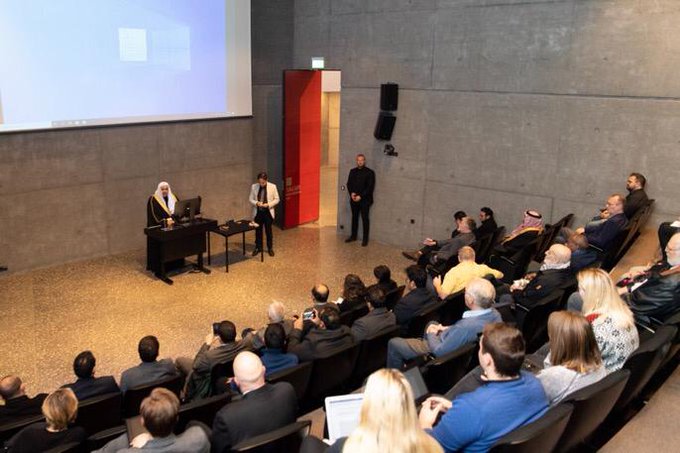 L’année dernière en Islande, MohammadAlissa s’est engagé aux côtés de jeunes universitaires pour contribuer à résoudre les problèmes les plus urgents du monde d’aujourd’hui par le dialogue et l’union entre les peuples.