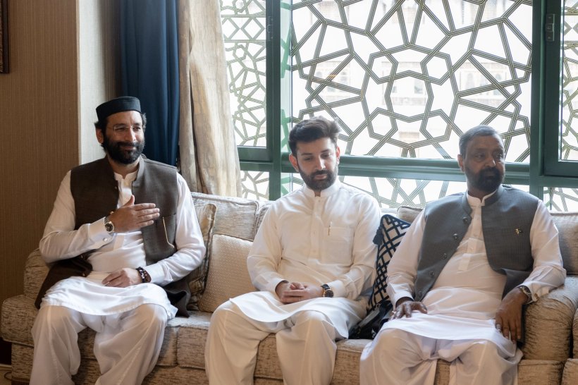 Yang Mulia Sekretaris Jenderal LMD, Ketua Asosiasi Ulama Muslim, Syekh Dr.Mhmd Alissa bertemu dengan Yang Mulia Presiden Senat Pakistan, Tn. Sadiq Sanjrani.