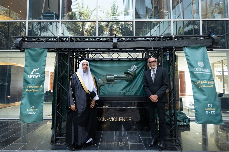 La LlM, les NU et une délégation suédoise célèbrent le symbole du « pistolet noué" au sous-siège de la LIM à Riyad, à l'occasion du Peace Day