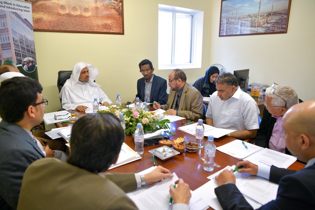 معالي الأمين العام لرابطة العالم الإسلامي ، ملتقياً في لندن وزير الدولة البريطاني السيد اليستر بيرت
