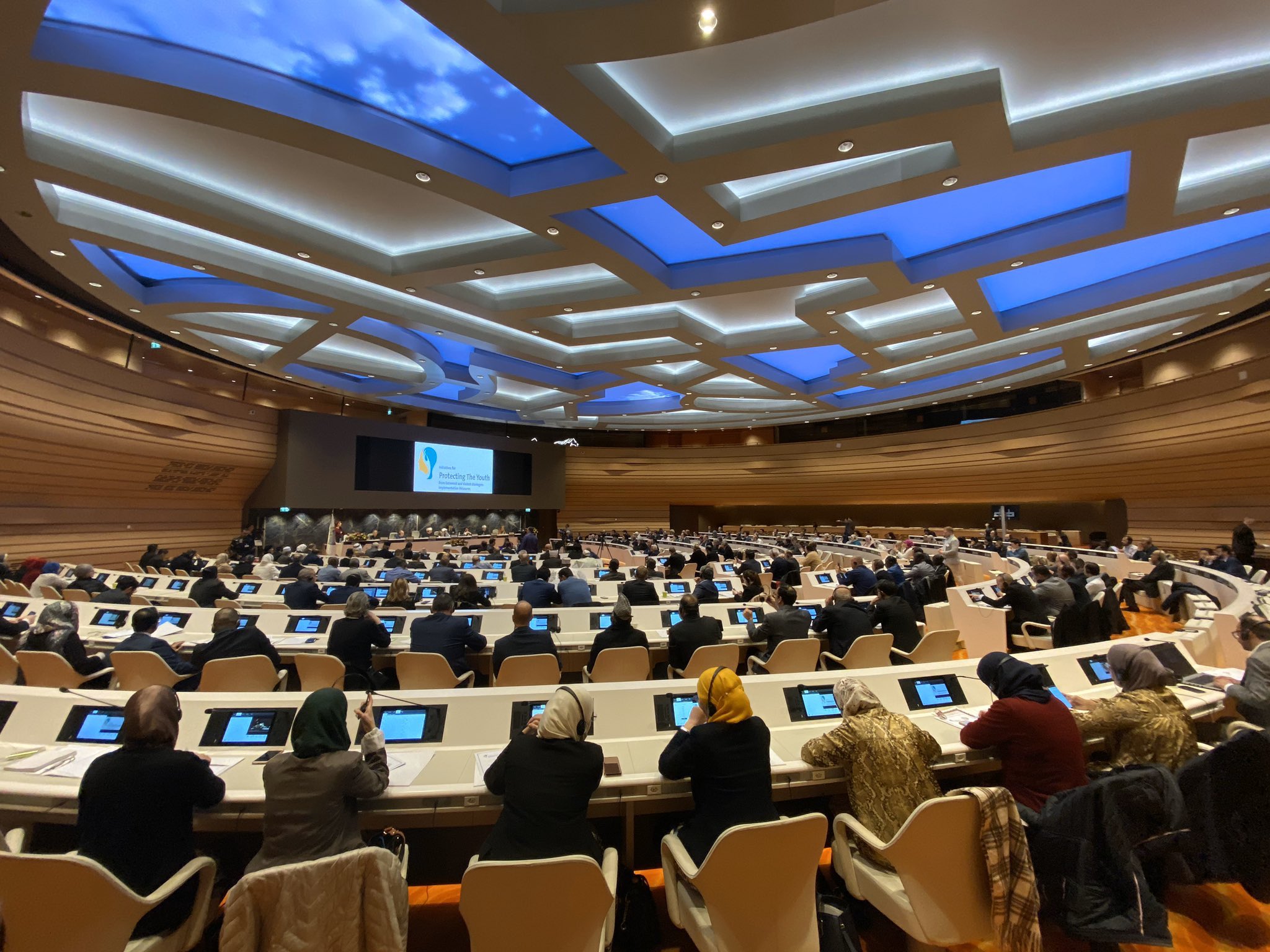 La LigueIslamiqueMondiale lance au siège des Nations-Unies à Genève le congrès :”les initiatives à prendre pour protéger la jeunesse de l’idéologie extrémiste et violente”, en présence de représentants religieux, de responsables politiques et d’intellectuels du monde entier.