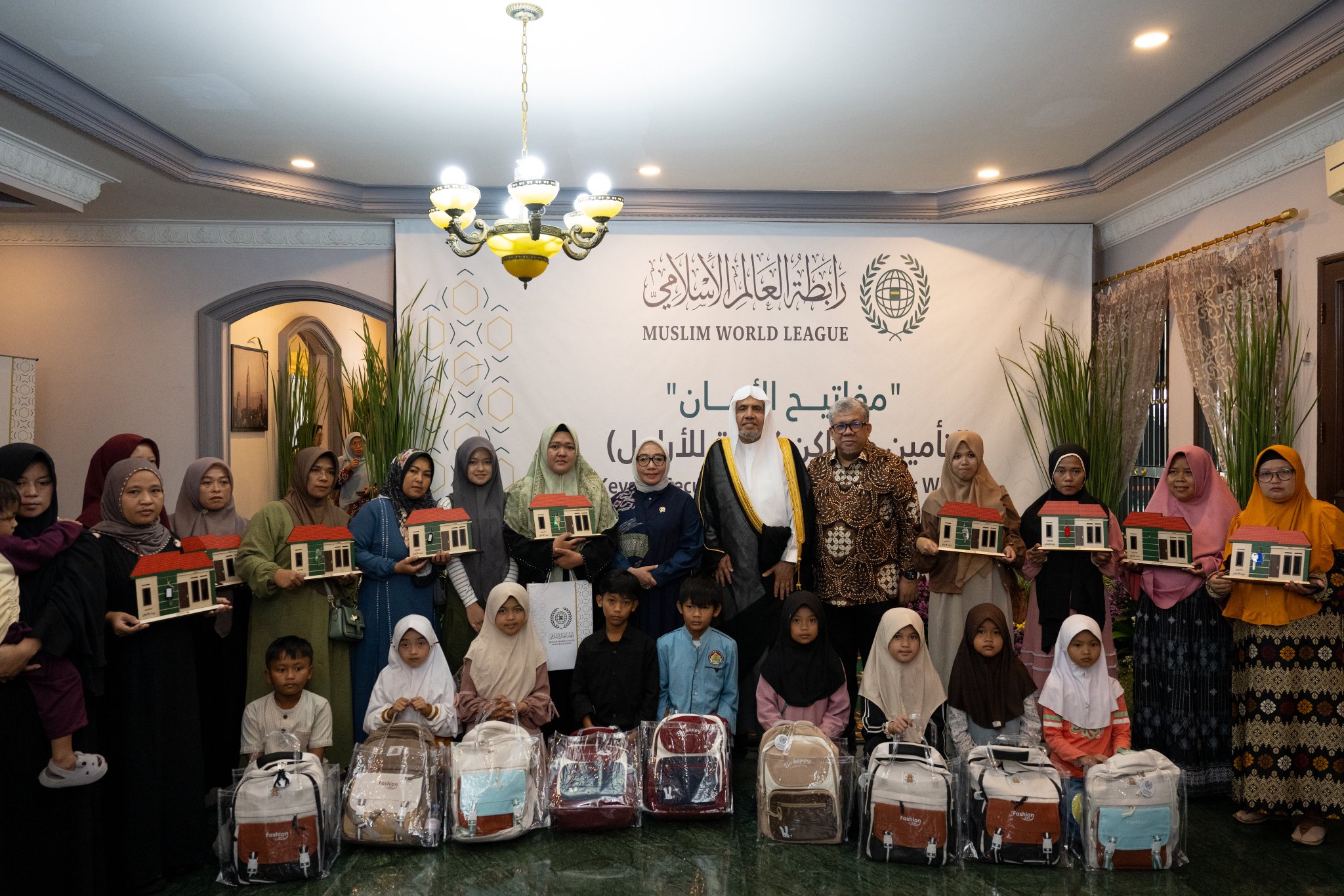 رعى حضورياً معالي الأمين العام لرابطة العالم الإسلامي، رئيس هيئة علماء المسلمين، فضيلة الشيخ د.⁧‫ محمد العيسى‬⁩‬⁩ حفل توزيع المساعدات المقدَّمة للأرامل في العاصمة جاكرتا