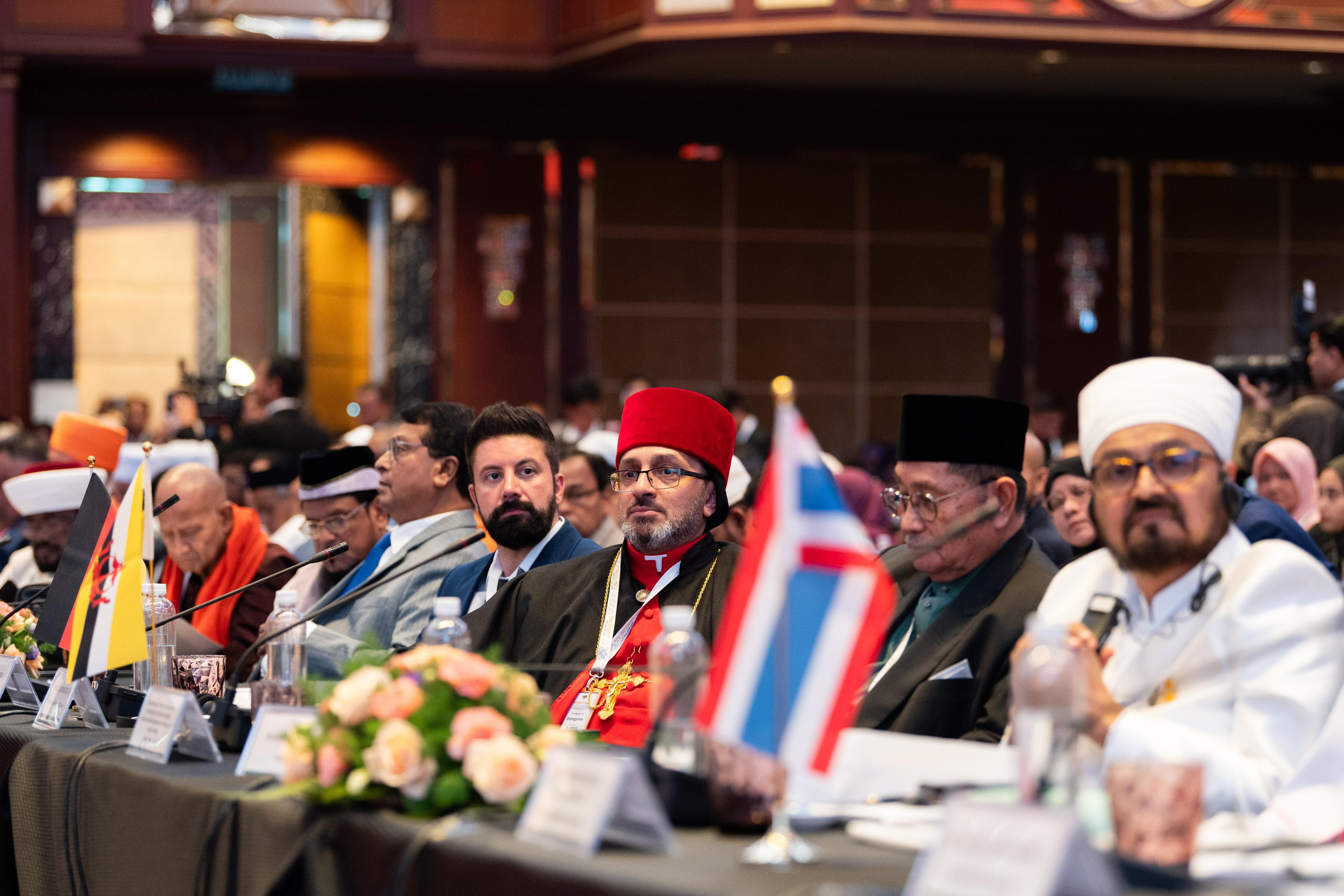 ويهدِف إلى التَّأكيد على أهمية الدِّين في تعزيز السَّلام العالمي، وترسيخ التضامن بين الشعوب، وإطلاق عددٍ من المبادرات المهمة.