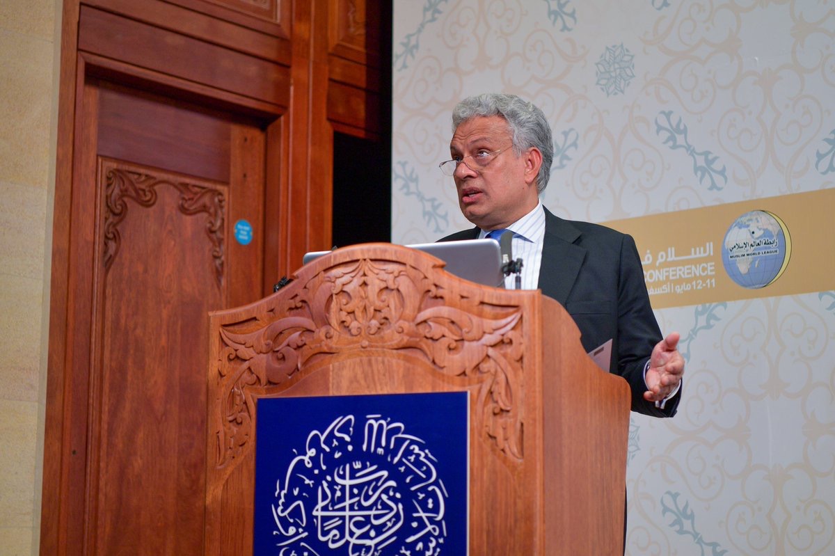 e président du Centre des études islamiques de l’Université d’Oxford Dr. Farhan Nizami, durant le congrès sur la paix dans les religions, organisée par la LIM en présence de plusieurs hautes personnalités religieuses et intellectuelles.