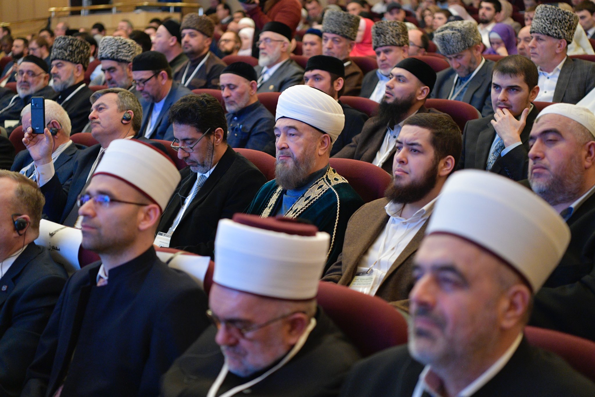 فضيلة الشيخ عبد اللطيف دريان مفتي الجمهورية اللبنانية متحدثاً من موسكو في مؤتمر الرابطة، مستعرضاً معالمَ مهمةً في قيم الإسلام